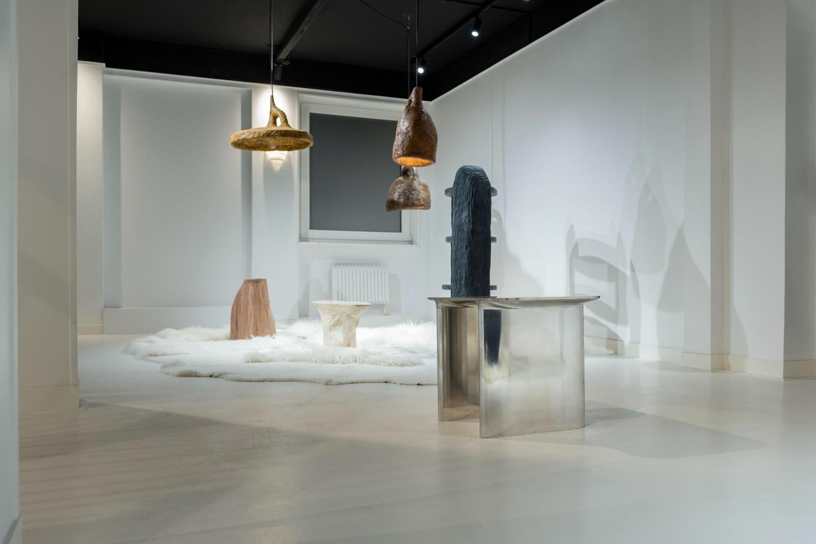 Olandese Lampada da soffitto contemporanea in argilla dalla forma organica e grezza di Willem Van Hooff in vendita