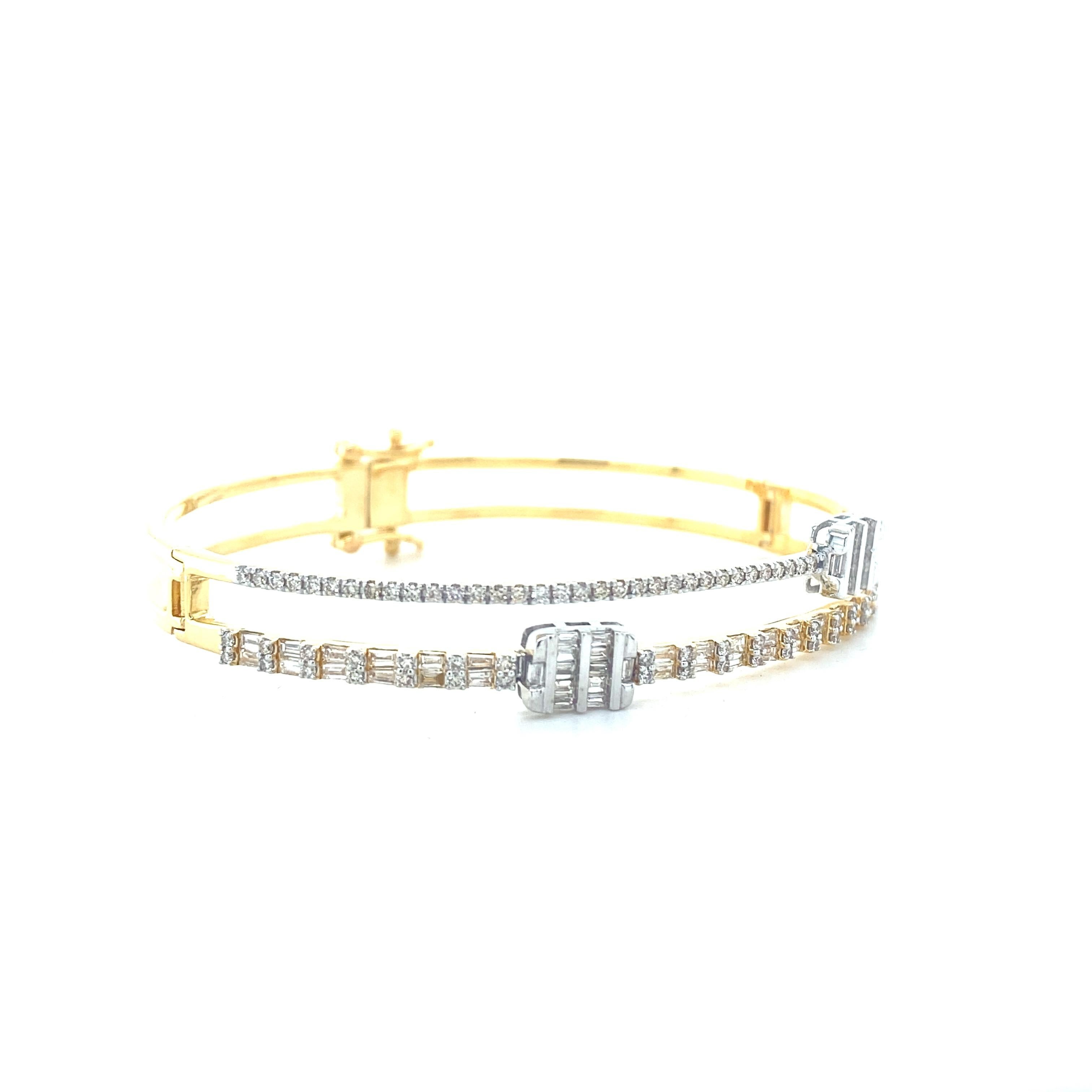 
Dieses exquisite Armband ist ein wahres Zeugnis für Luxus und Eleganz. Er ist aus massivem 18-karätigem Gold gefertigt und besticht durch sein zweizeiliges Design, das eine harmonische Mischung aus Baguette- und runden Diamanten präsentiert. Die