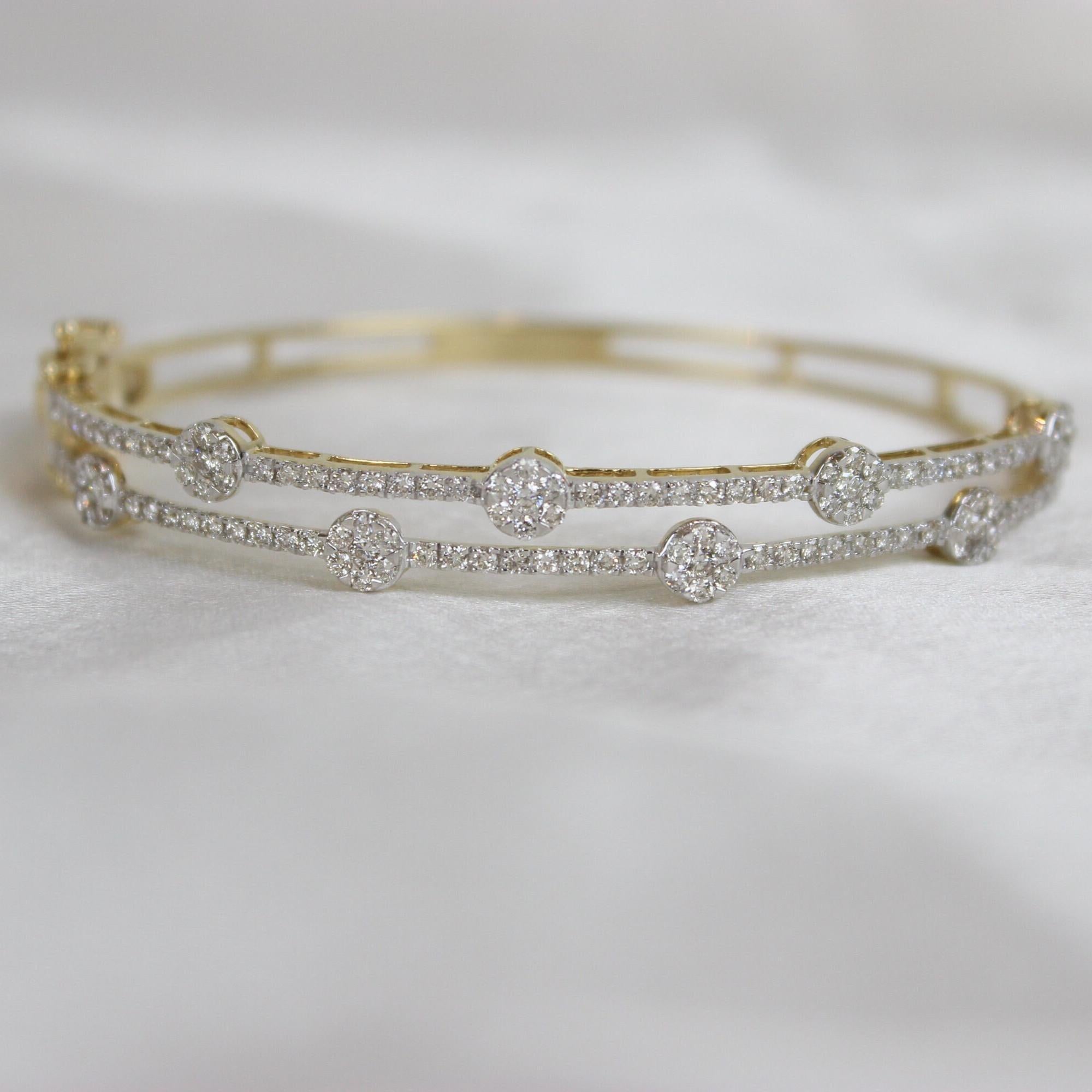Bracelet manchette à deux lignes de diamants en or massif 14k (certifié) Neuf - En vente à New Delhi, DL