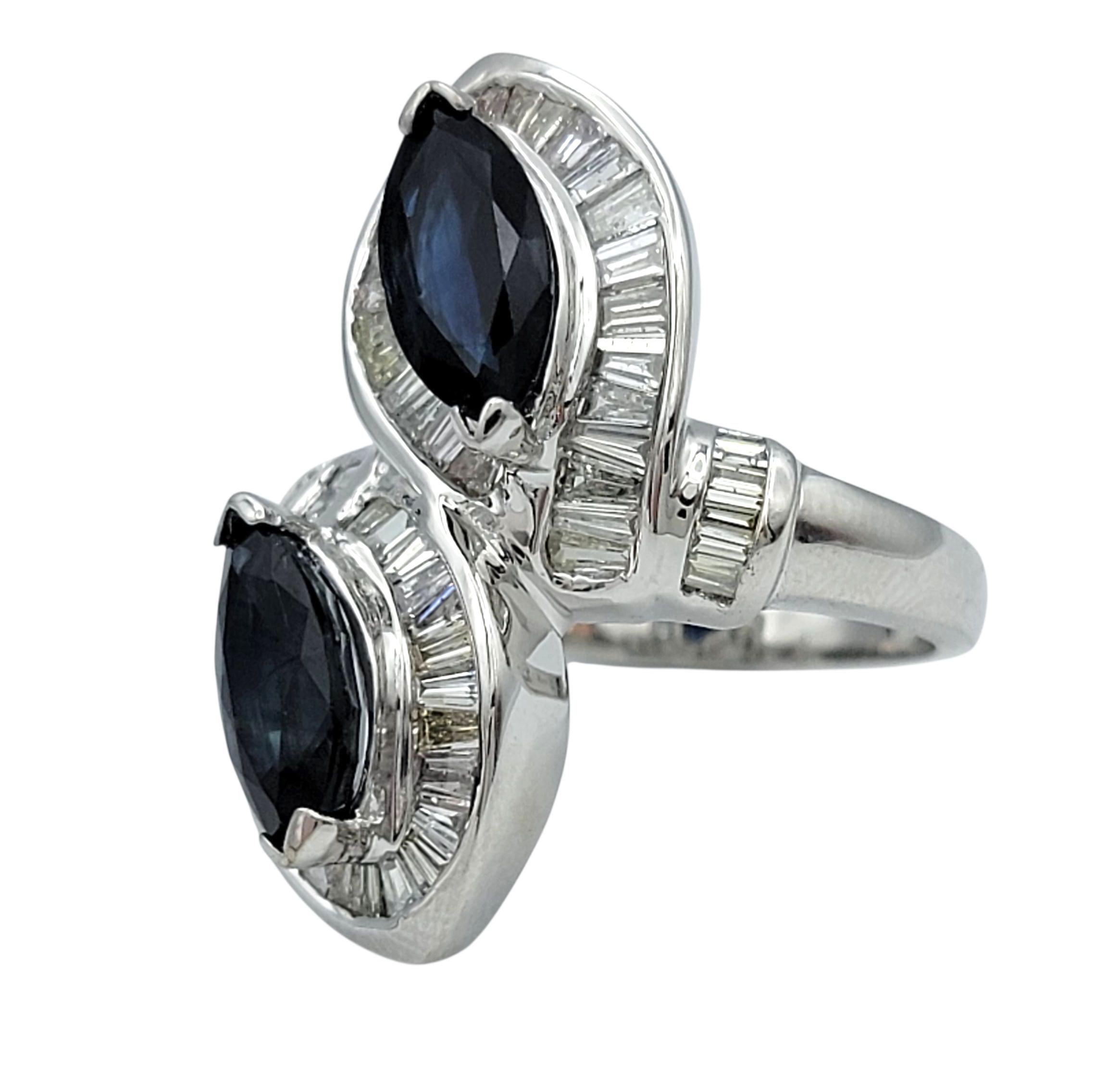 Bypass-Ring mit zwei Saphiren im Marquise-Schliff und Baguette-Diamanten 18 Karat Weißgold (Marquiseschliff) im Angebot