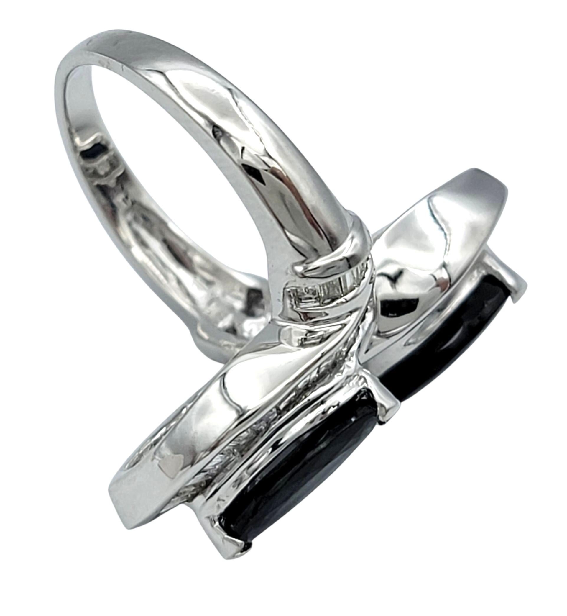 Bypass-Ring mit zwei Saphiren im Marquise-Schliff und Baguette-Diamanten 18 Karat Weißgold im Zustand „Gut“ im Angebot in Scottsdale, AZ