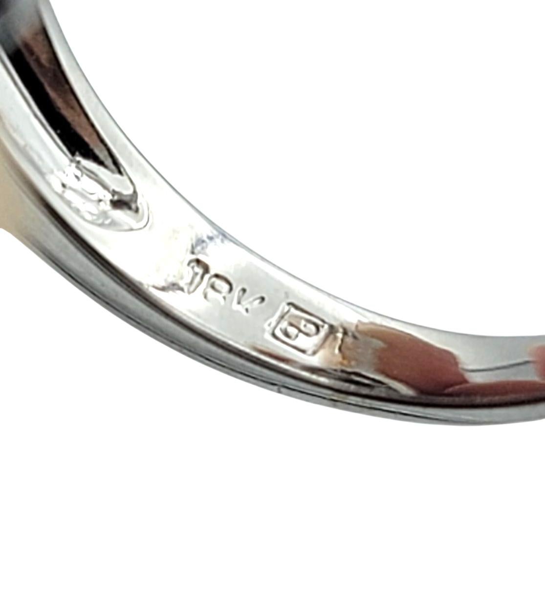 Bypass-Ring mit zwei Saphiren im Marquise-Schliff und Baguette-Diamanten 18 Karat Weißgold im Angebot 1