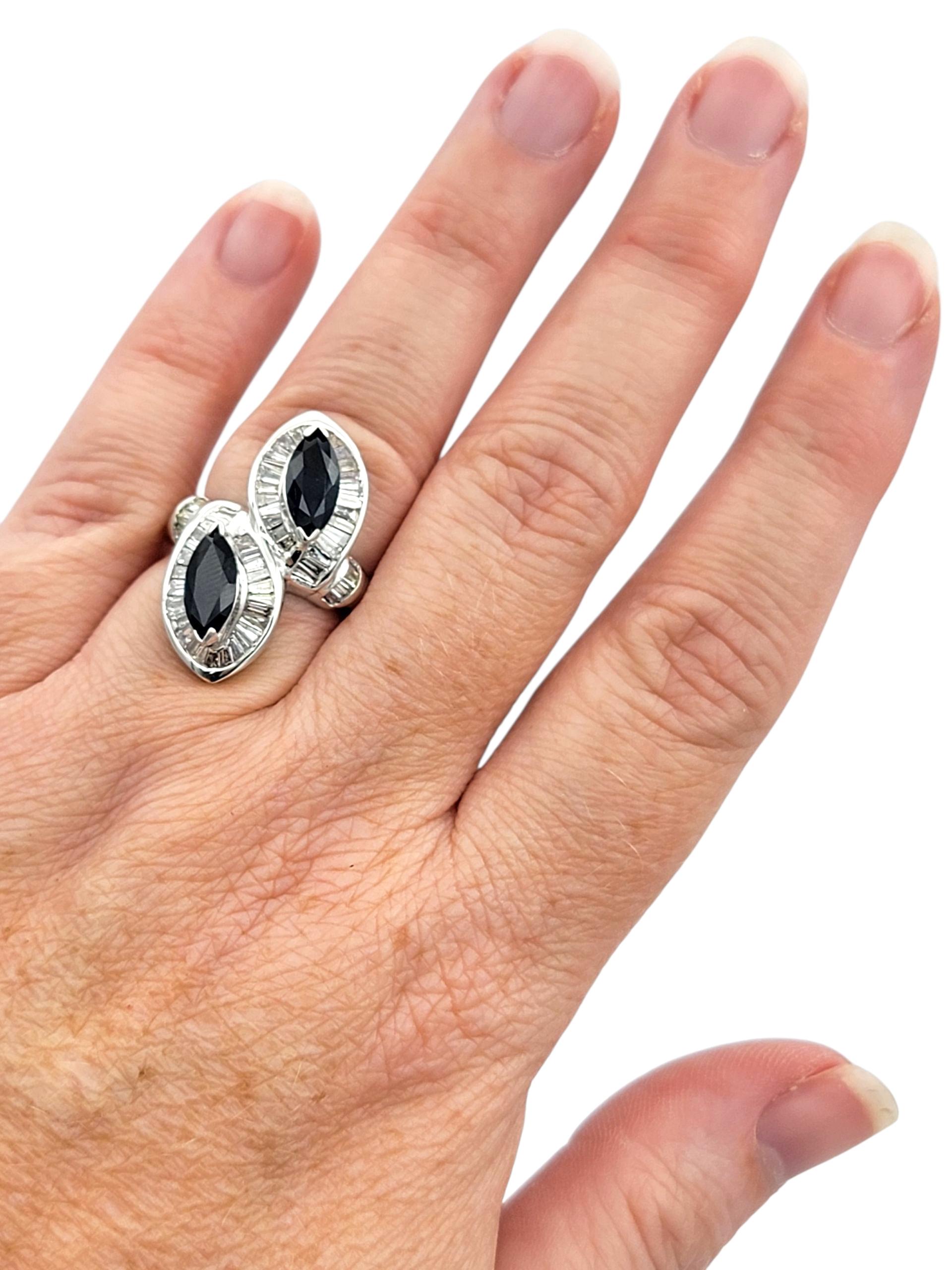 Bypass-Ring mit zwei Saphiren im Marquise-Schliff und Baguette-Diamanten 18 Karat Weißgold im Angebot 2