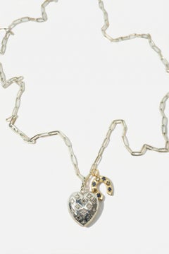 Collier à deux pendentifs : pendentifs en forme de fer à cheval et de cœur, saphir bleu, diamant blanc et perle