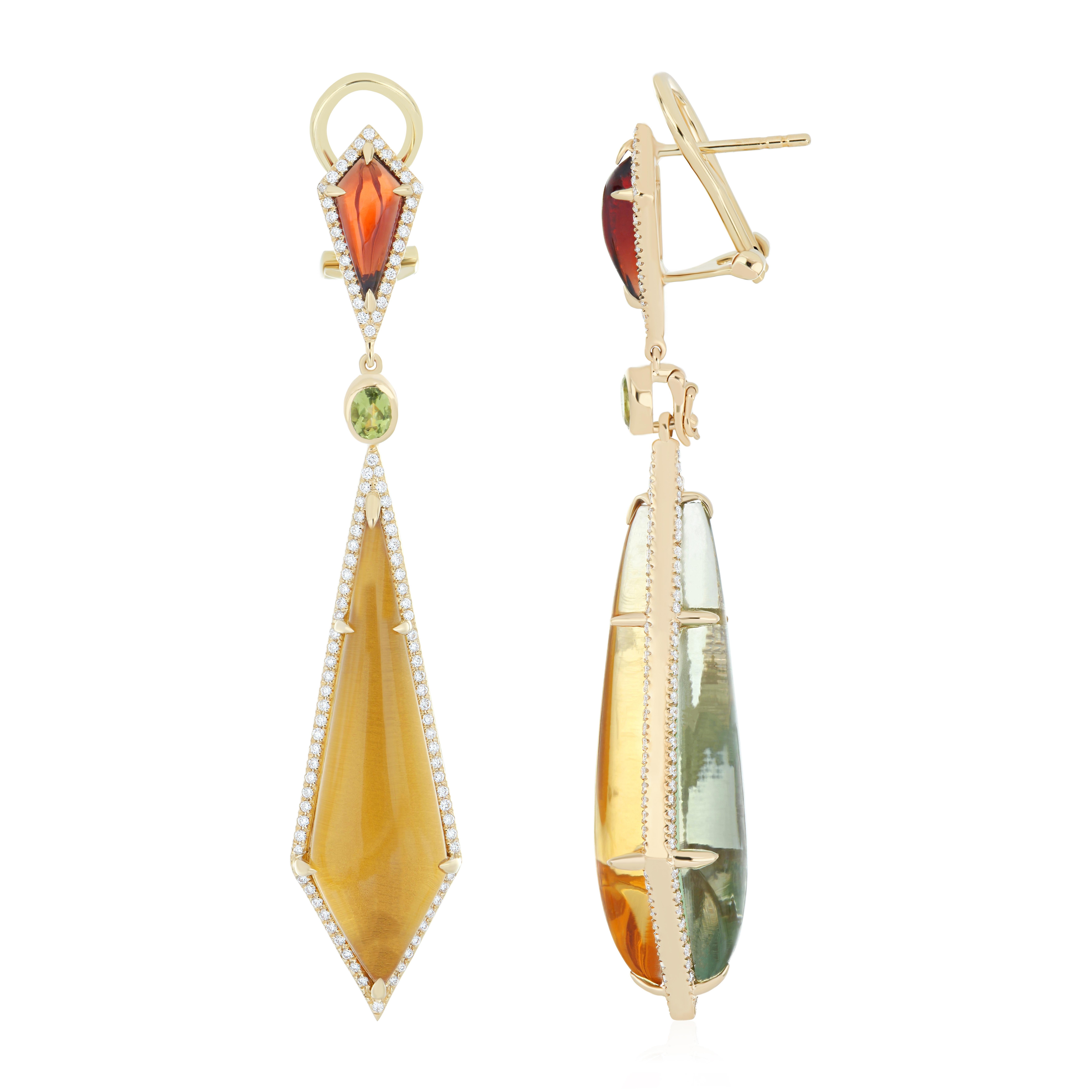 Laissez-vous séduire par le summum de l'élégance avec ces boucles d'oreilles en or jaune 14 carats d'une facture exquise. Ces boucles d'oreilles sont un véritable chef-d'œuvre, avec une citrine cabochon de forme fantaisie de 17,30 carats et un