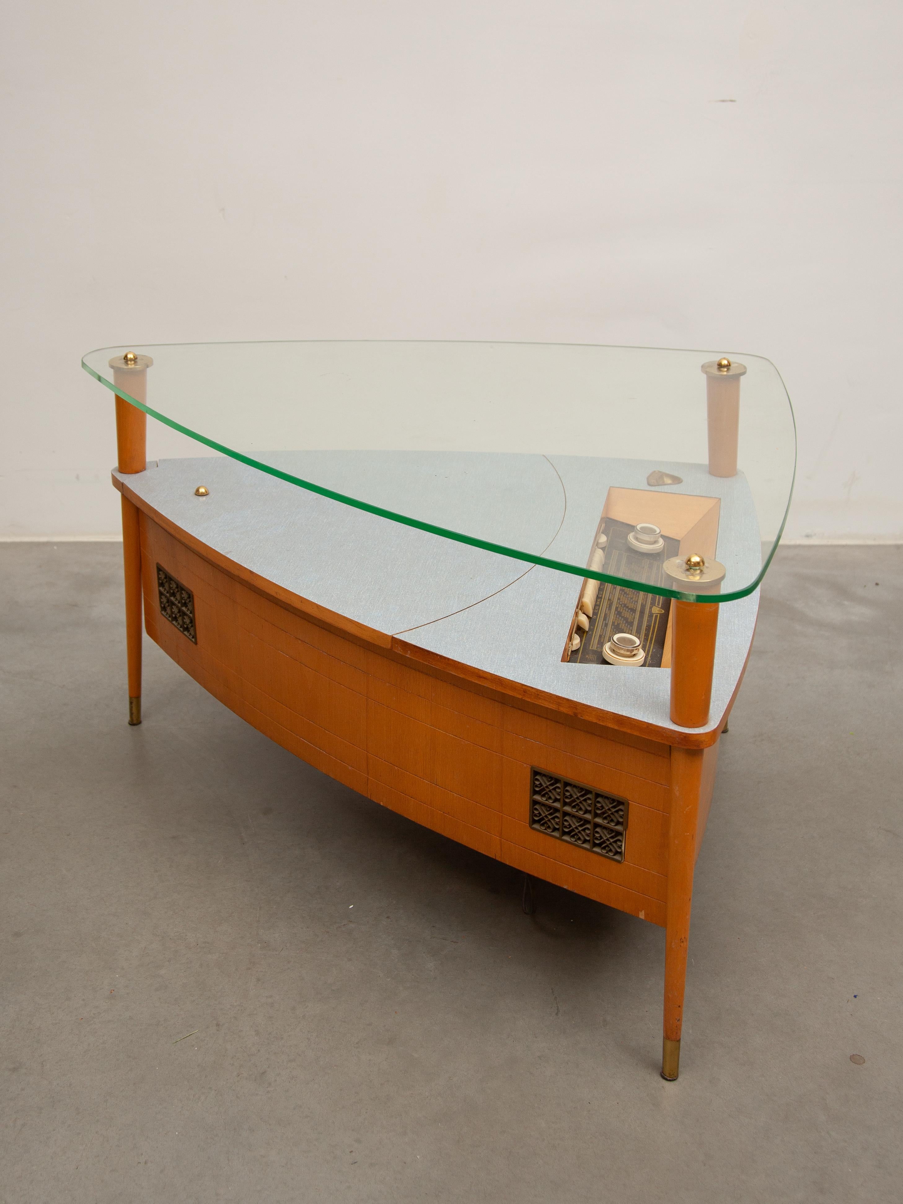 Display, side table dated 1950s with a Dual 1003 Turntable Record Player that offers the possibility to turn 10 long-playing records a perfect item for dancing evenings combined with a built-in Radio from the manufacturer ACEC, Ateliers de