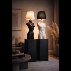 "Duality' Skulpturale Torso-Tischlampen aus Harz, Messing und Stoff - 110 cm x 45