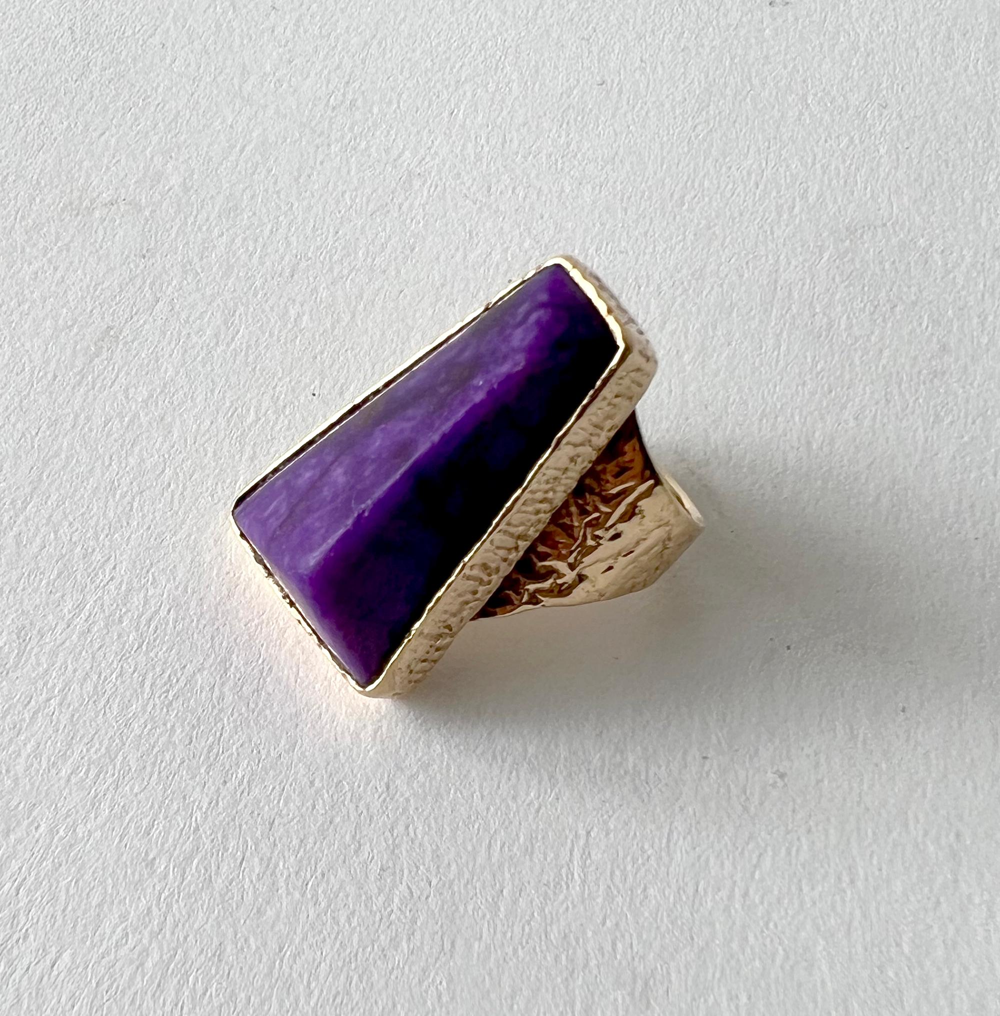 Duane Maktima Hopi Laguna Native American Charoite and 14K Gold Tufa Cast Ring In Good Condition In Palm Springs, CA