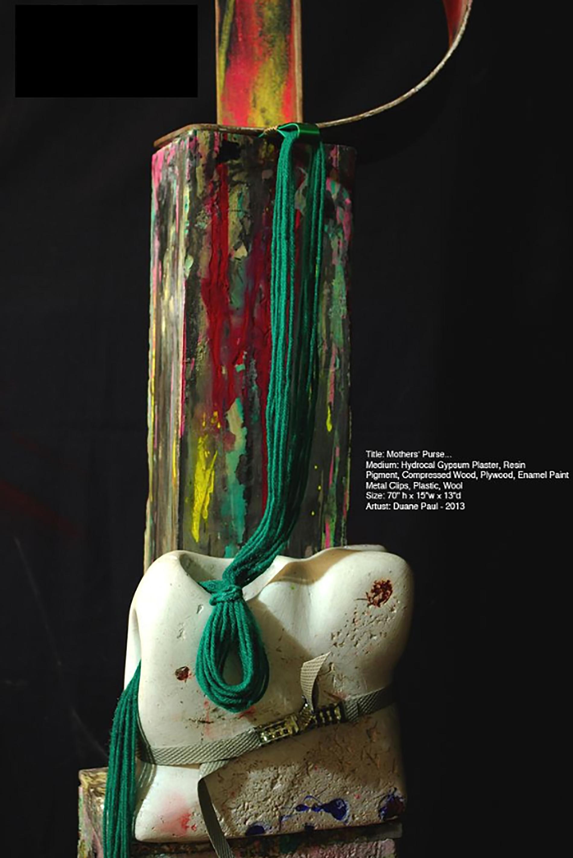 „Mutters Handtasche“ Skulptur aus Zement, Harz, Kunststoff und Holz – Sculpture von Duane Paul