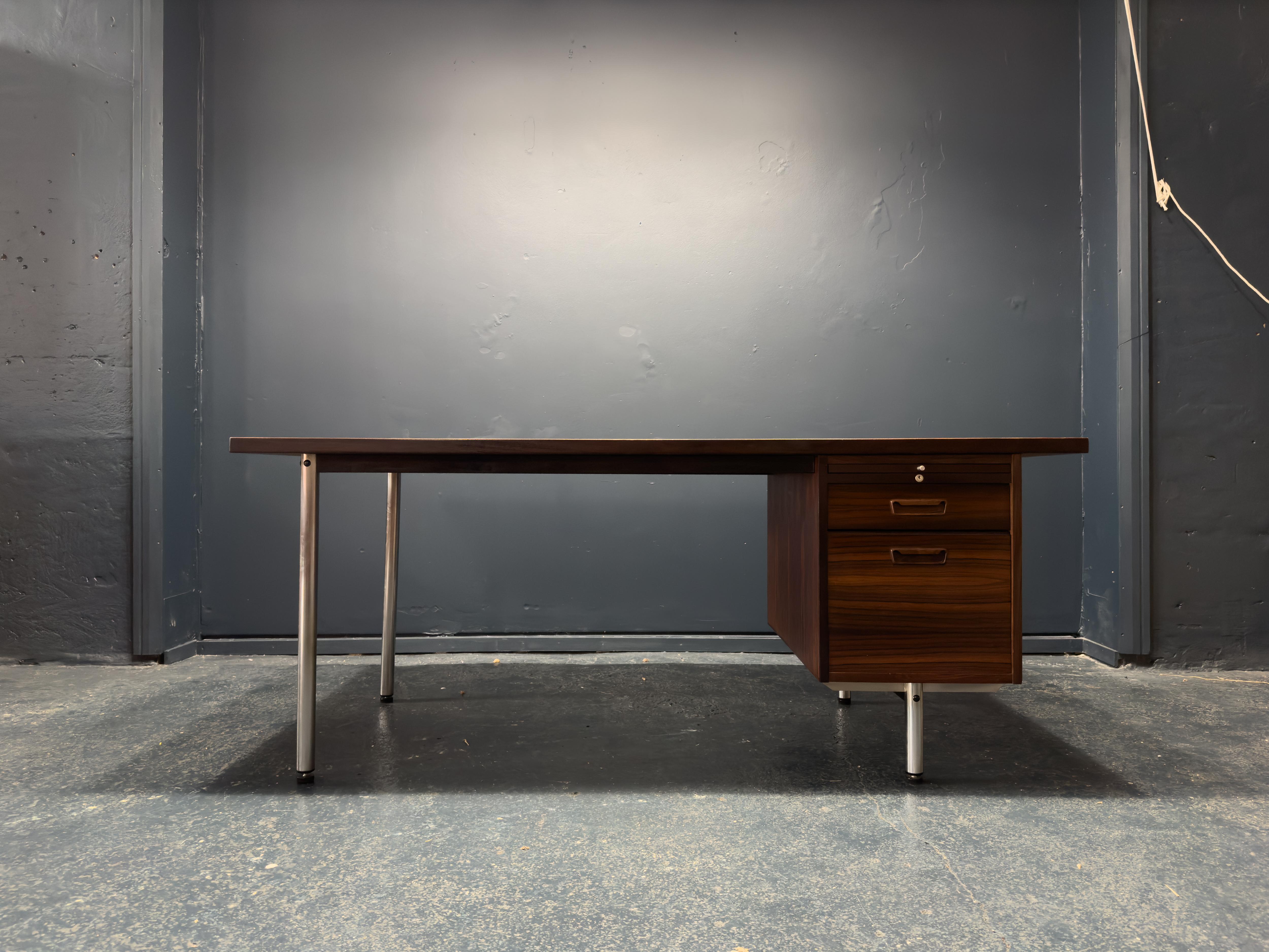 Dieser unglaubliche Schreibtisch wurde in den 1970er Jahren von Duba Mobelindustri hergestellt. Die Kombination aus wunderschönem Hartholz und Metallakzenten schafft ein Nebeneinander, das zu einem schlanken und eleganten Gesamtdesign führt.

Das