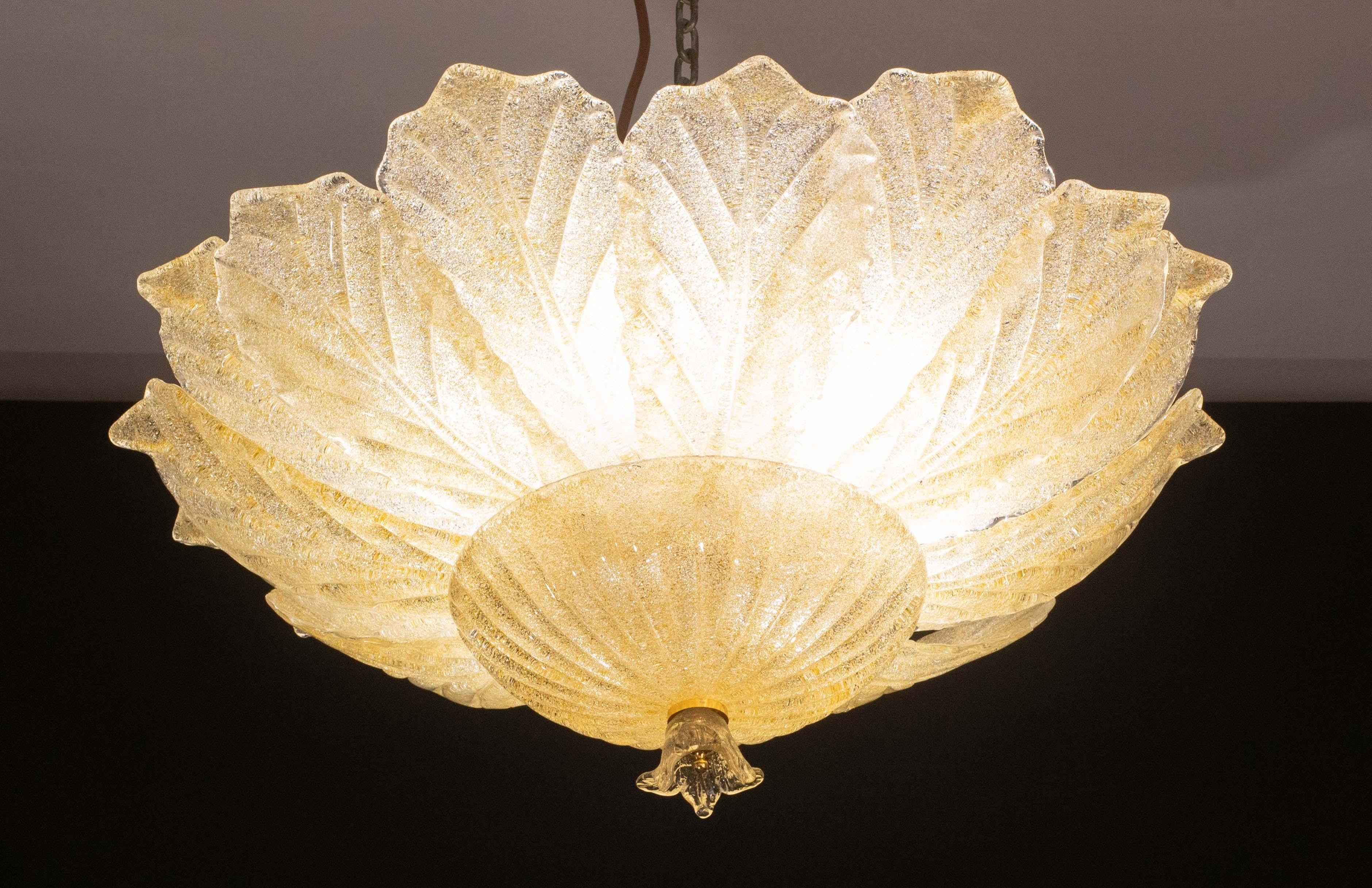 Espléndida lámpara de techo de cristal de Murano, las hojas son todas del mismo color dorado/naranja.

Periodo: hacia 1970.

La luz monta 6 portalámparas e27 europeos estándar, se puede cambiar para Usa Standards.

Excelente estado