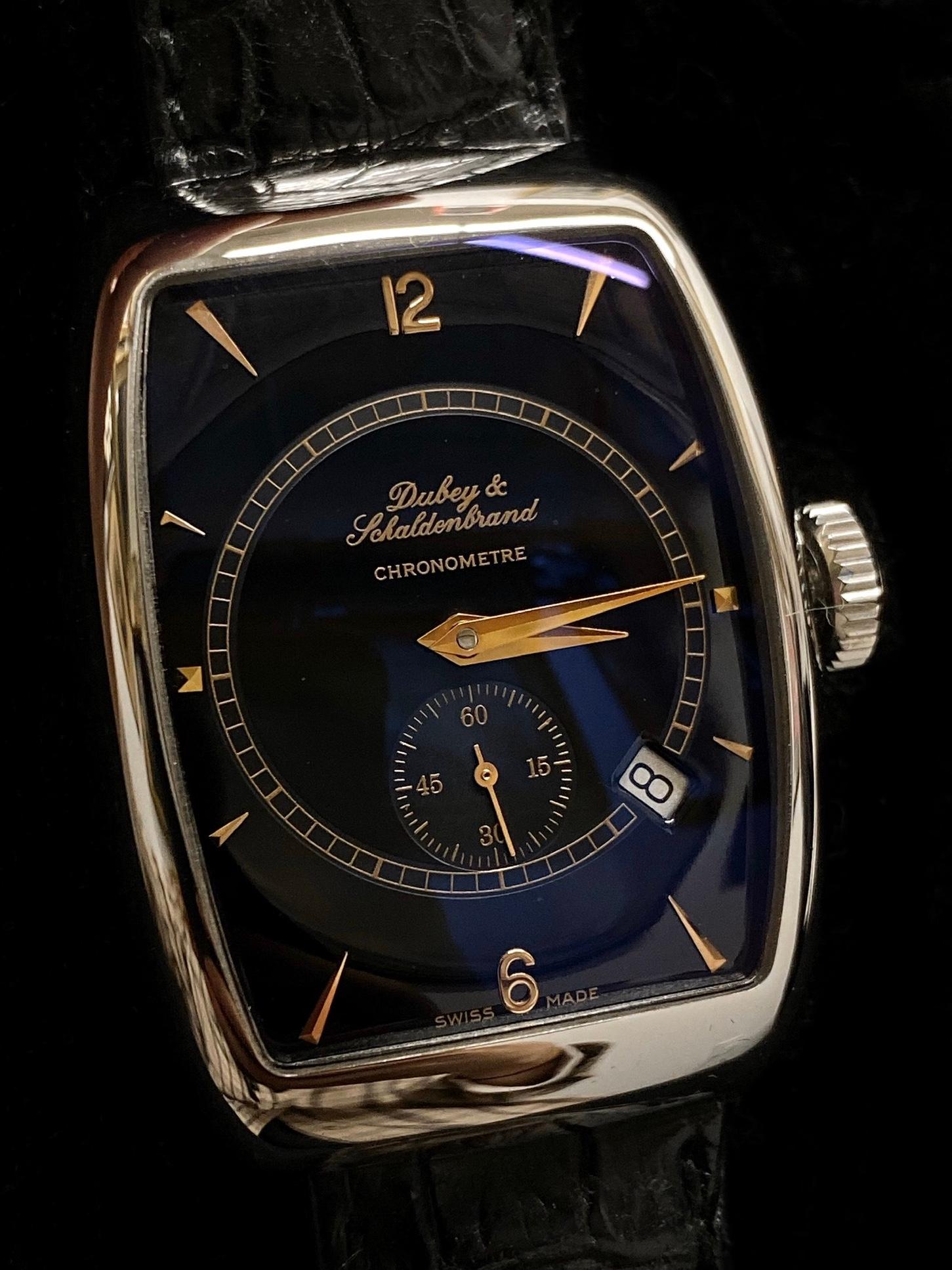 DUBEY & SCHALDENBRAND AERODYN CHRONOMETRE AUS EDELSTAHL

ARTIKELBESCHREIBUNG: 
Dubey & Schaldenbrand wurde 1946 vom Uhrmachermeister George Dubey gegründet und ist vor allem für seinen schlichten, aber einzigartig eleganten Stil bekannt, und diese