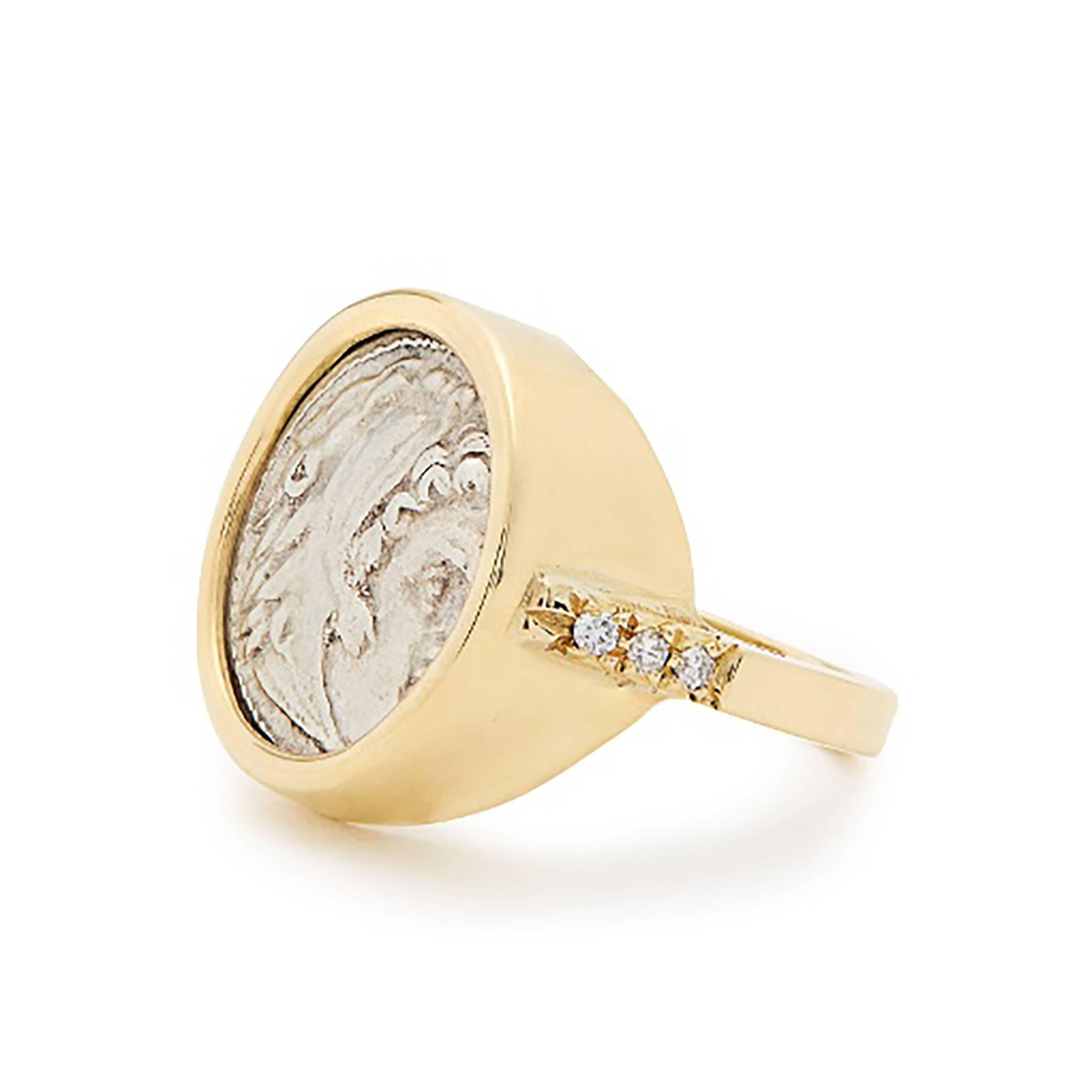 Romain classique Chevalière Dubini en or jaune et diamant avec pièce de monnaie ancienne en argent représentant Alexandre le Grand en vente