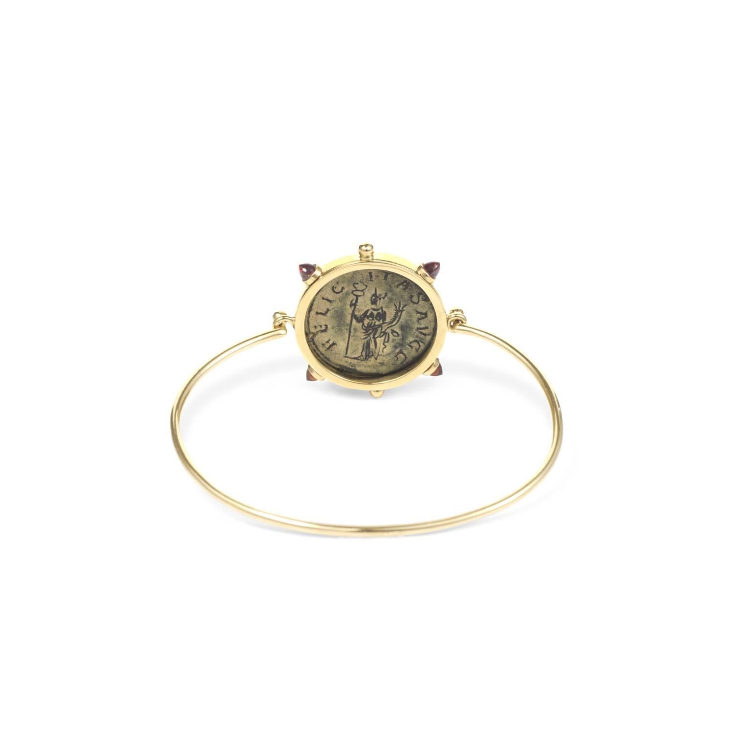 Romain classique Bracelet Dubini, ancienne pièce de monnaie romaine en bronze, grenat et or jaune 18 carats en vente