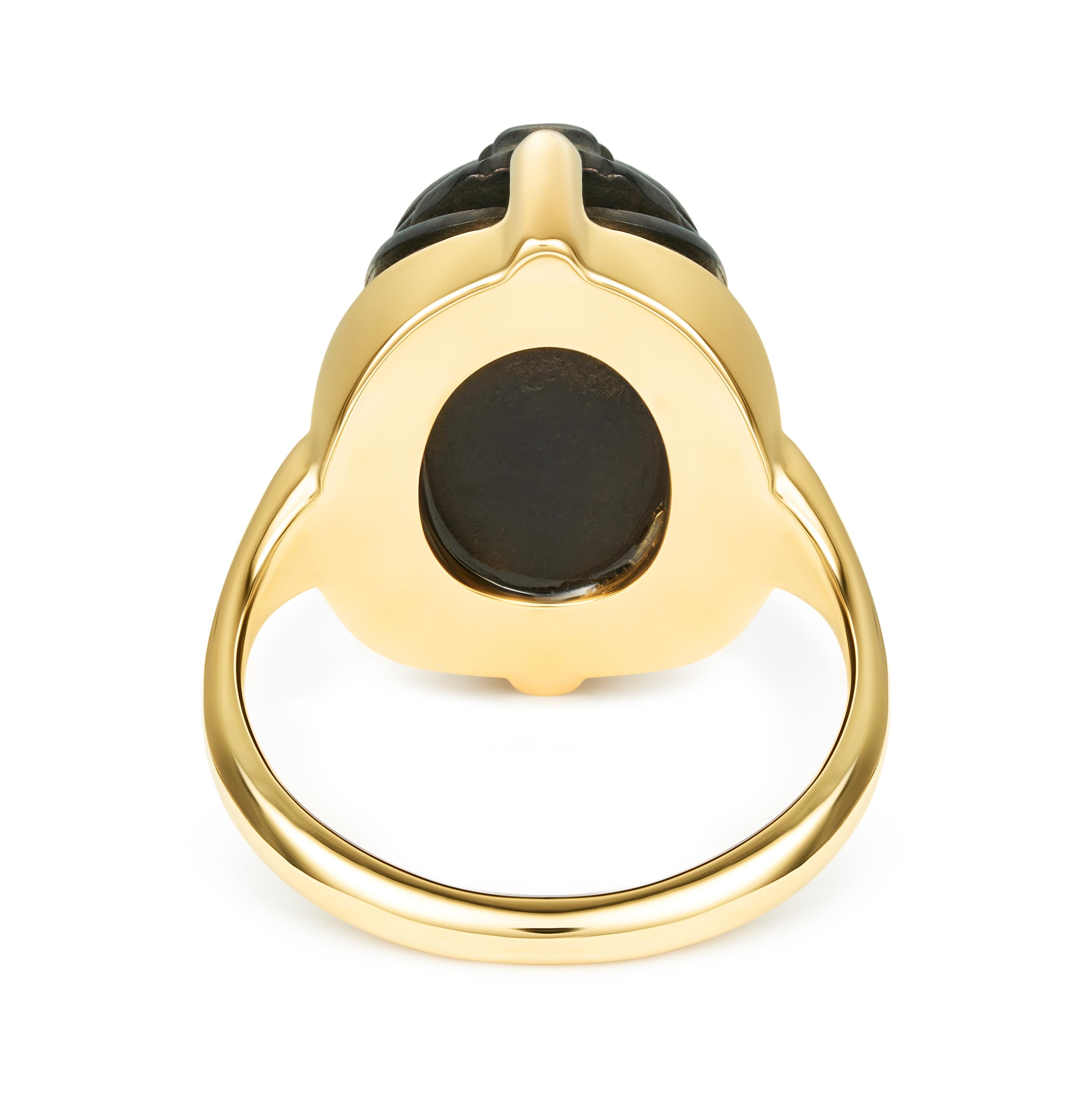 Dubini: 18 Karat Gelbgold Ring mit schwarzem ägyptischem Skarabäus-Stein (Neuägyptisch) im Angebot