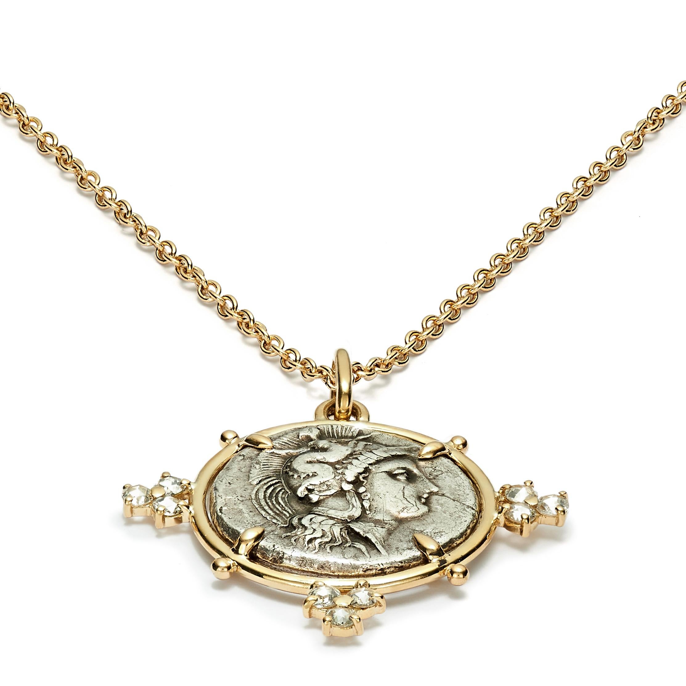 Dieses DUBINI Münzcollier aus der Kollektion 'Empires' zeigt eine authentische Silbermünze aus Heraclea, Lukanien, aus der Zeit um 350 v. Chr., gefasst in 18 Karat Gelbgold mit Diamanten im Rosenschliff.

Auf der Münze abgebildet: 
Vorderseite -