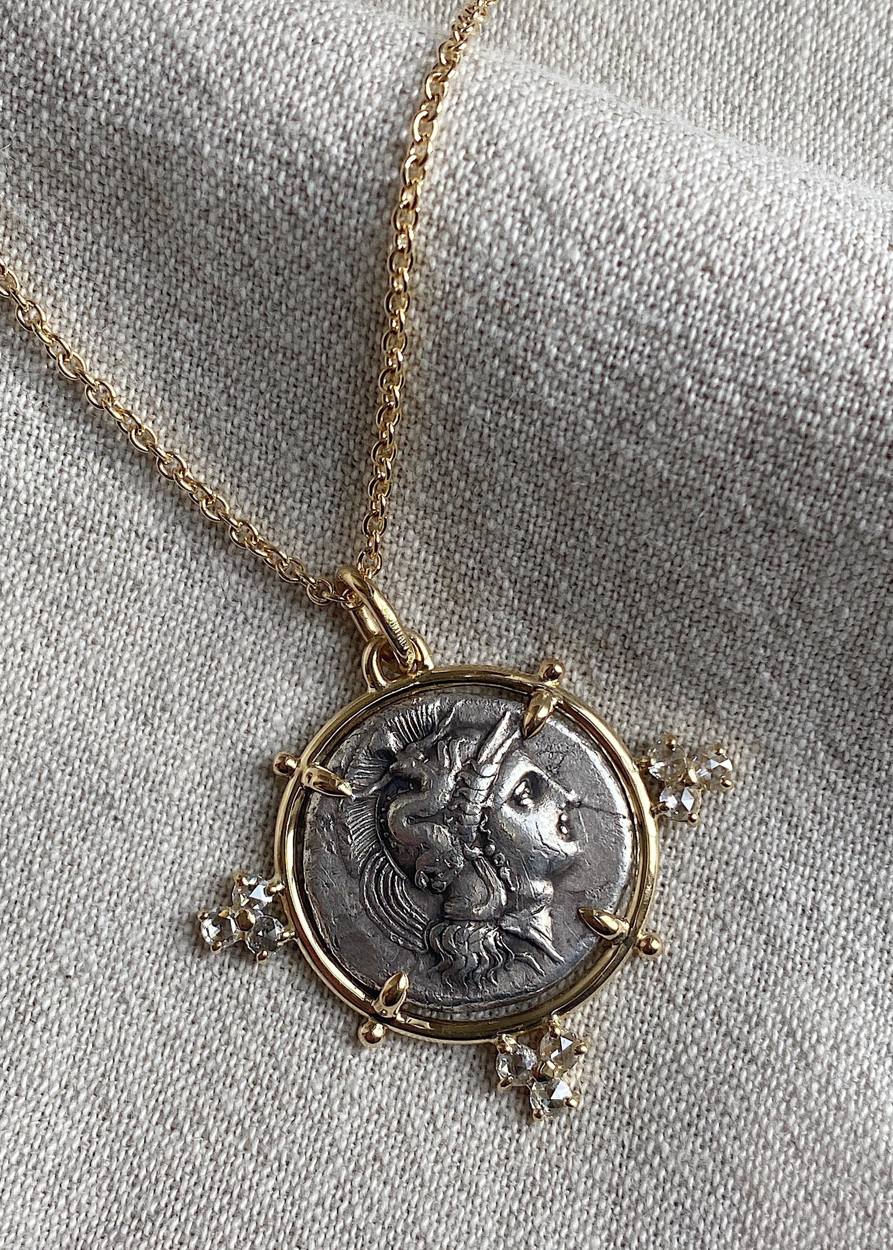Taille rose Dubini, collier Athena en or jaune 18 carats avec médaillon en forme de pièce de monnaie en argent antique en vente
