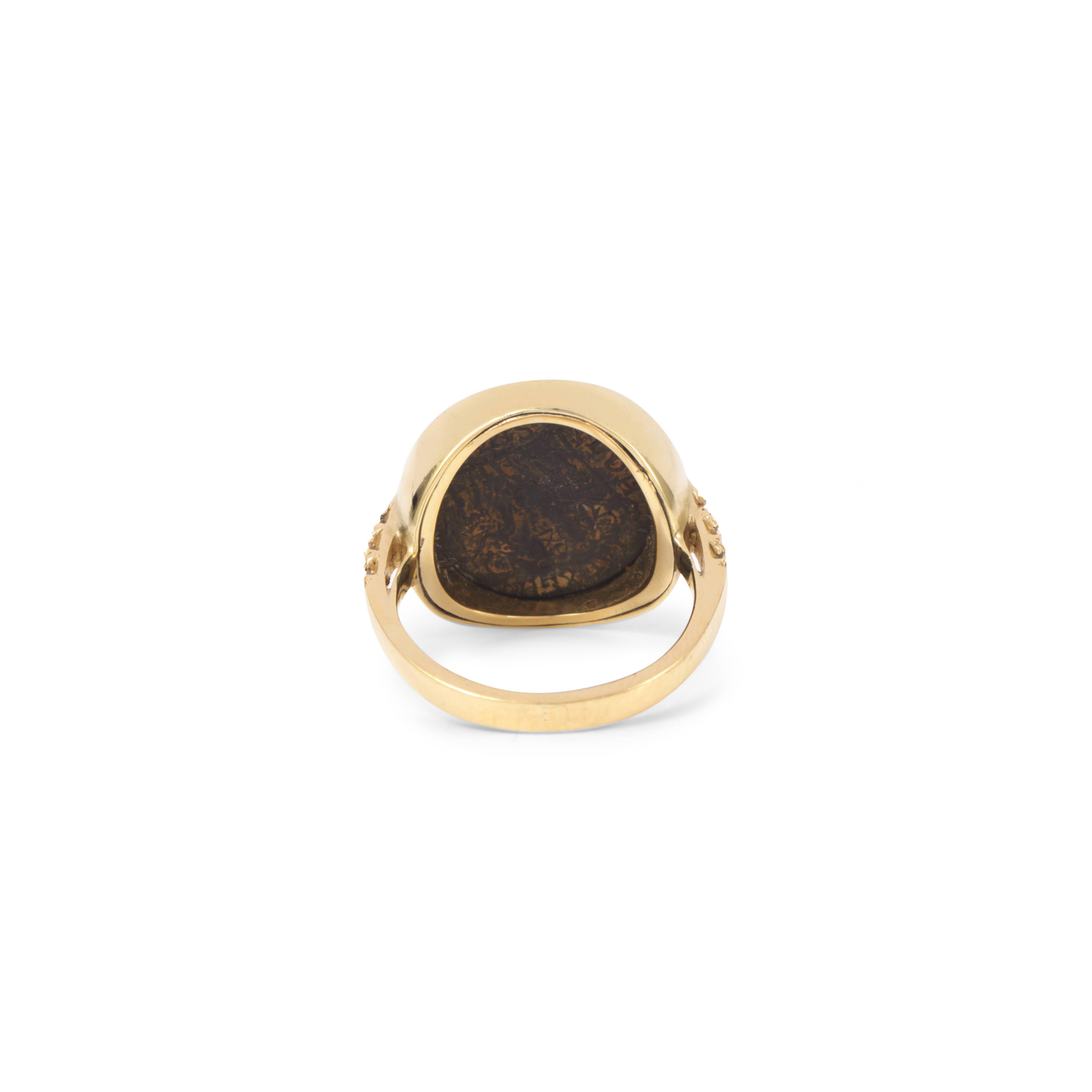 Romain classique Bague en or jaune 18k Dubini Constantine Pièce de monnaie ancienne en bronze Diamant en vente