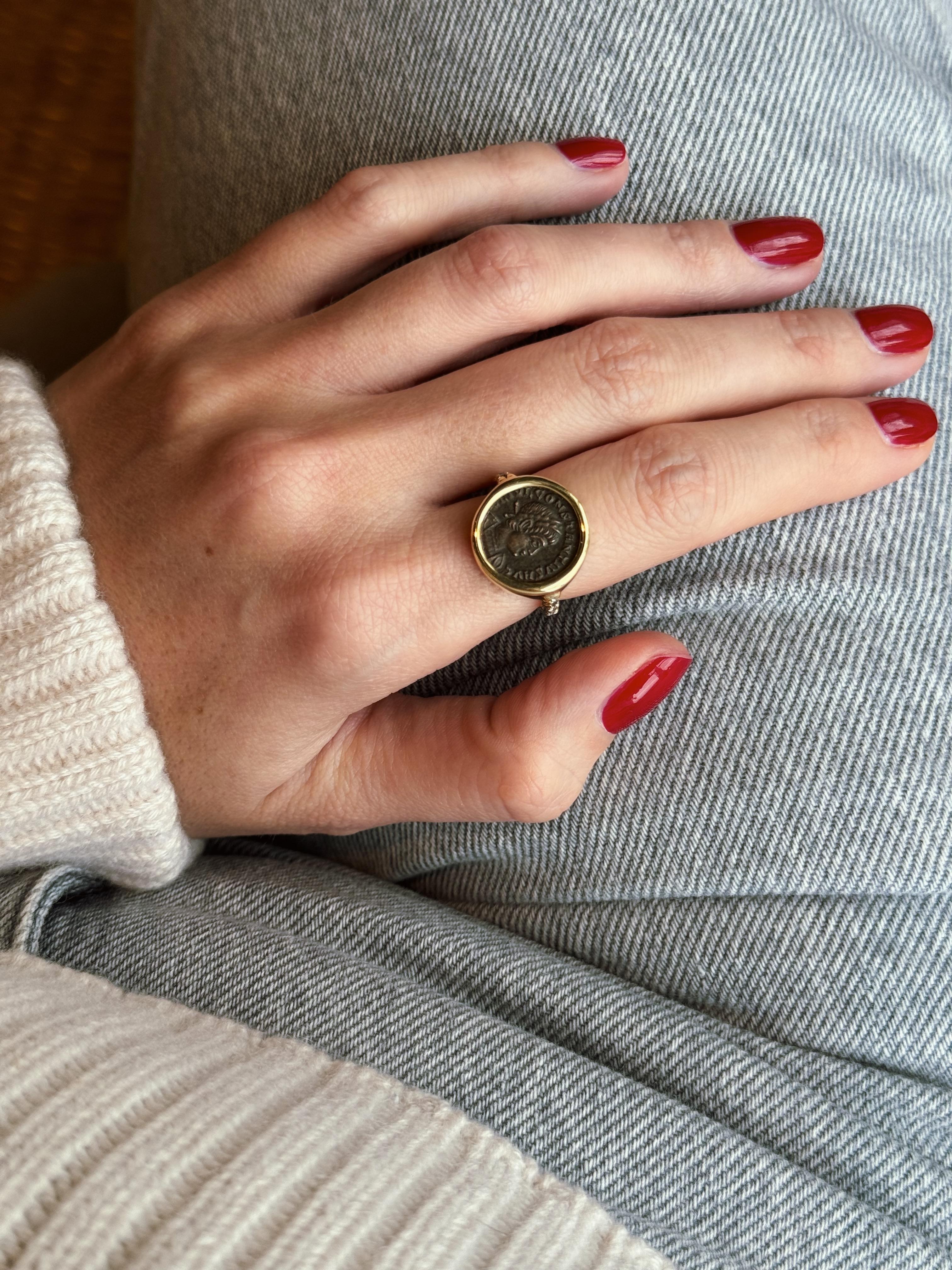 Taille brillant Bague en or jaune 18k Dubini Constantine Pièce de monnaie ancienne en bronze Diamant en vente