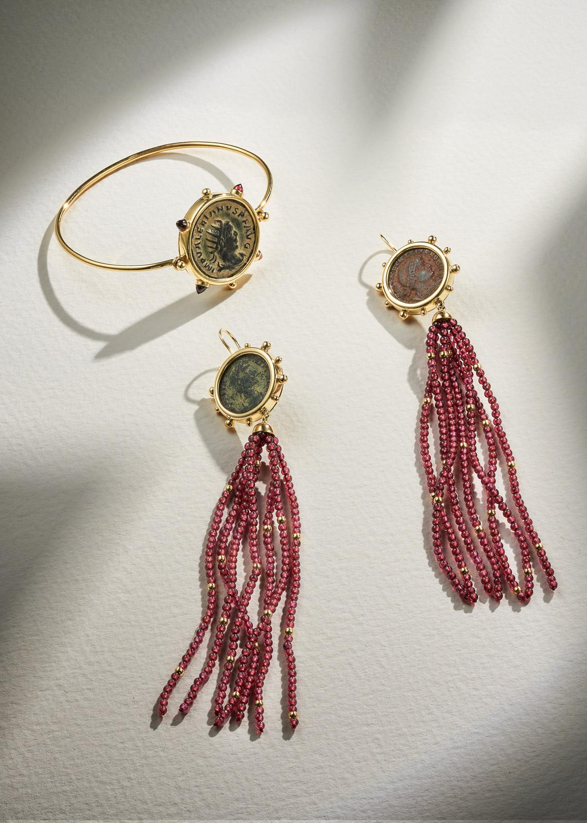 Romain classique Boucles d'oreilles or 18 carats Dubini Constantine Bronze Ancien Pièce Grenat Tassel en vente