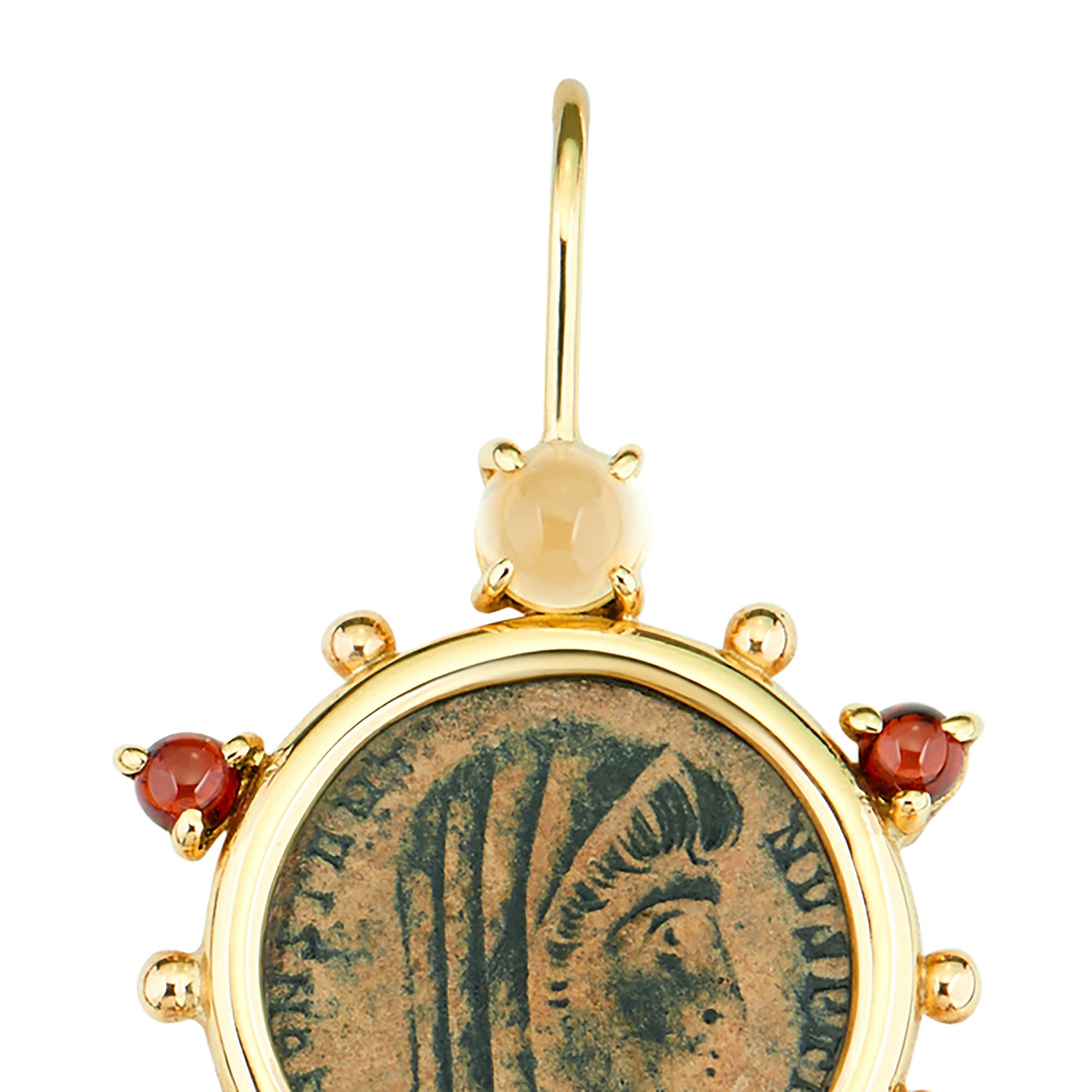 Romain classique Dubini Boucles d'oreilles en or 18 carats avec pièce de monnaie romaine antique en bronze, citrine et grenats en vente