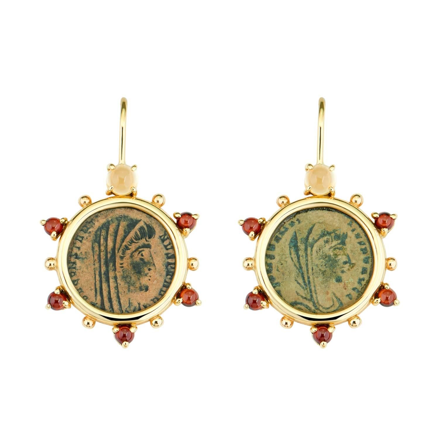 Dubini Boucles d'oreilles en or 18 carats avec pièce de monnaie romaine antique en bronze, citrine et grenats en vente