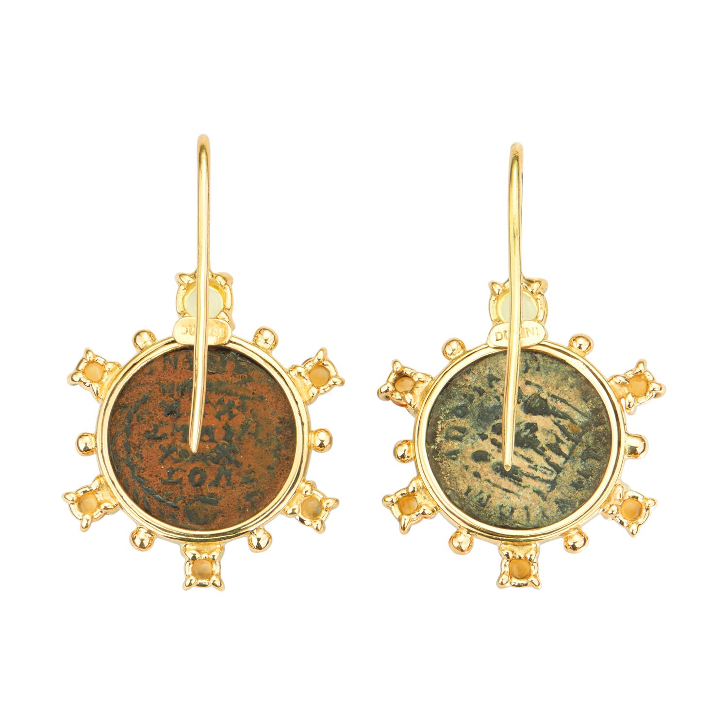 Romain classique Dubini Boucles d'oreilles en or 18 carats avec pièce de monnaie romaine antique de Constantin en bronze, péridots et citrine en vente