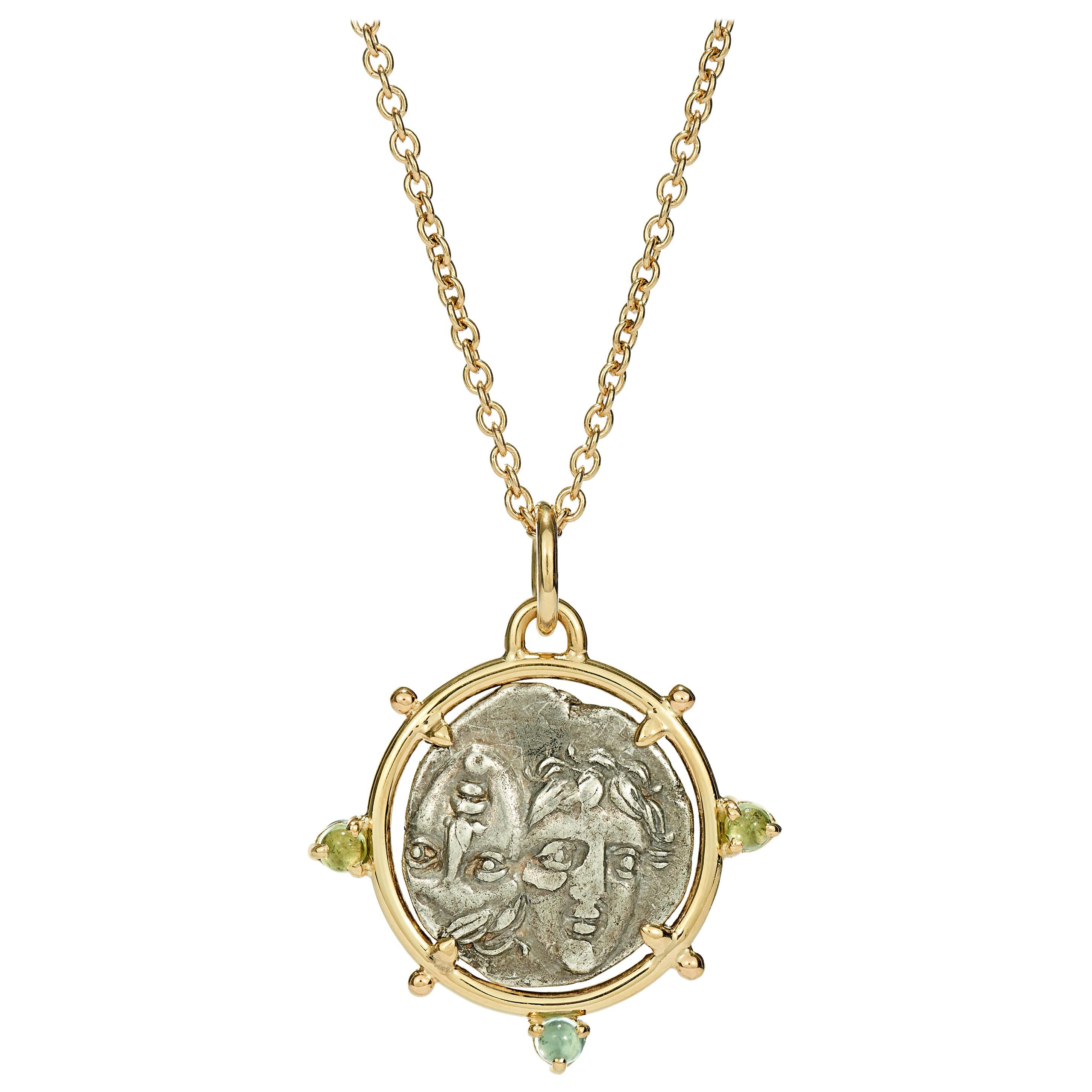 Dubini, collier pendentif jumeaux Dioscuri en argent et or jaune 18 carats avec pièce de monnaie ancienne