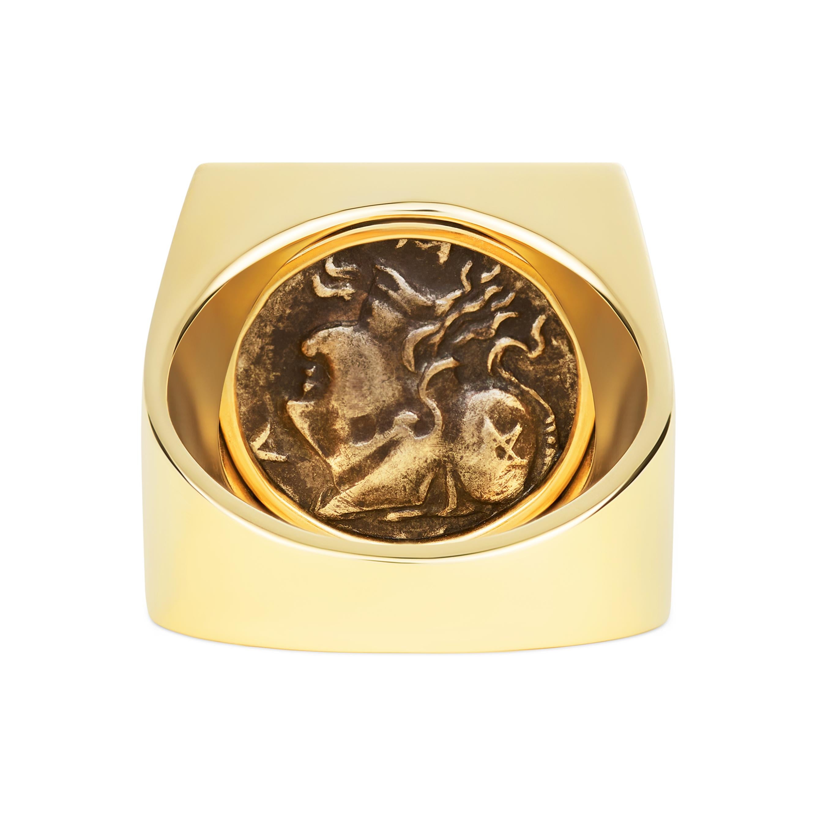 En vente :  Dubini, bague sigillaire féminine Janiform en or jaune 18 carats avec ancienne pièce de monnaie en argent 3