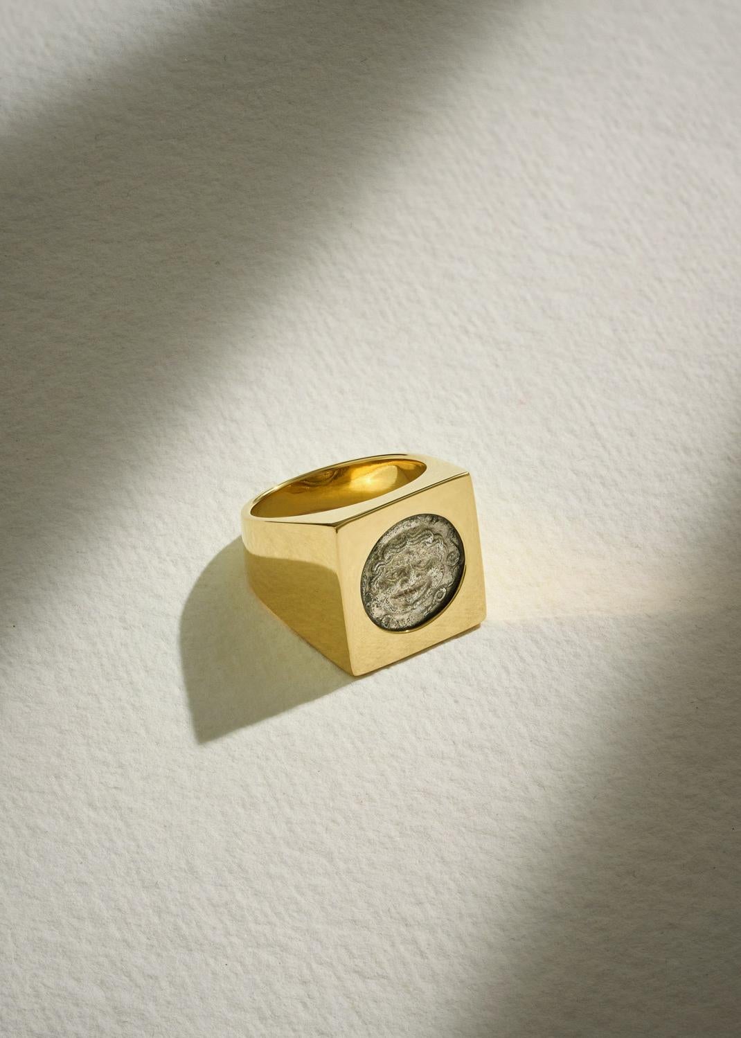 Dubini Gorgon Ancient Silver Coin 18 Karat Yellow Gold Signet Ring In New Condition For Sale In London, GB
