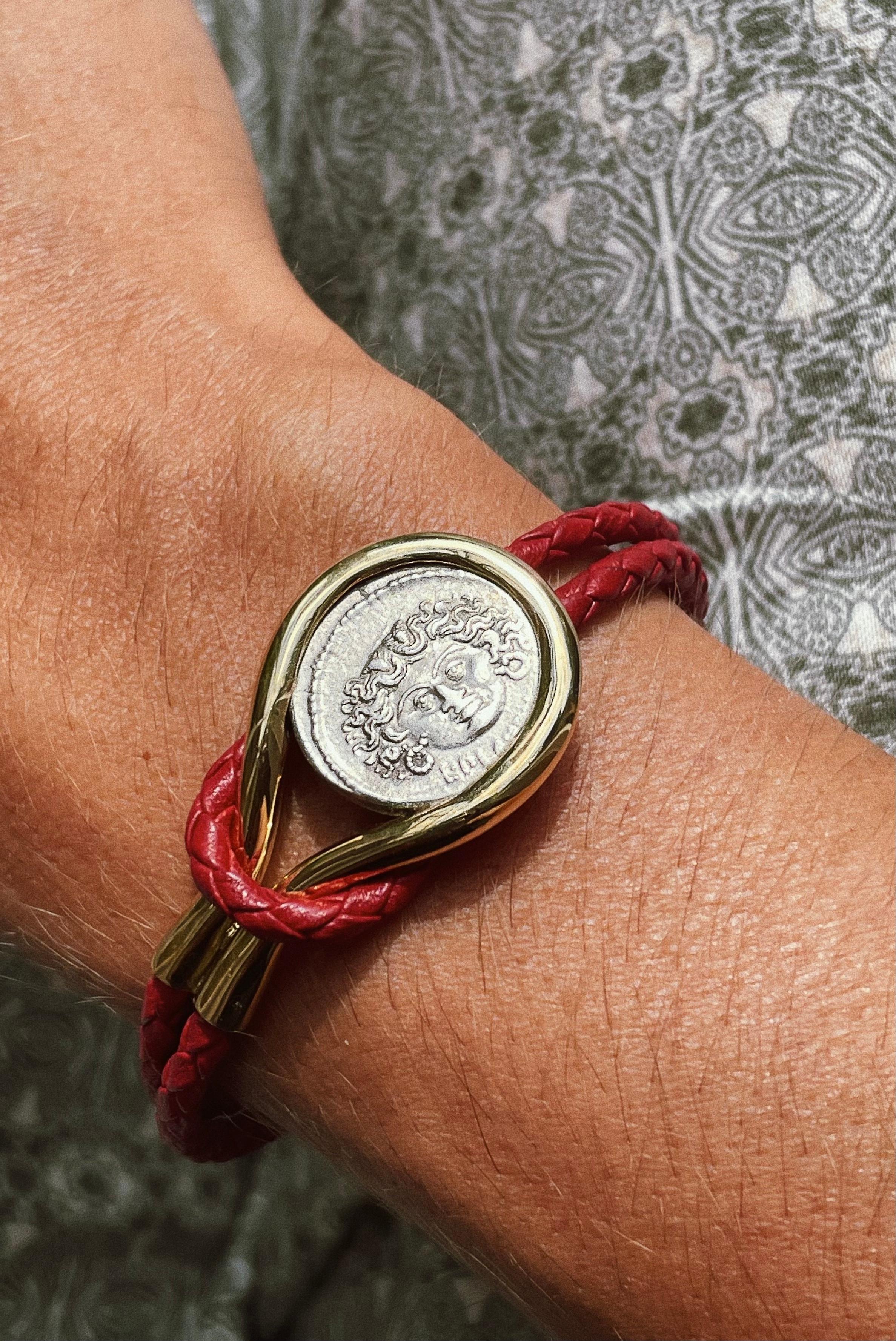Dubini Medusa Antike Münze 18 Karat Gelbgold geflochtenes Armband aus Kalbsleder im Zustand „Neu“ im Angebot in London, GB