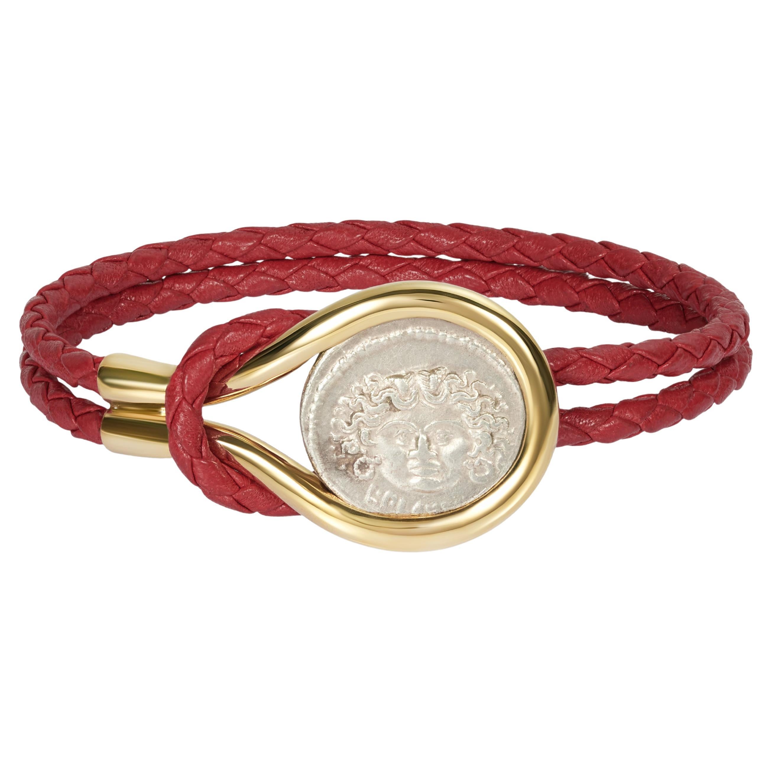 Dubini Bracelet en cuir de veau tressé en or jaune 18 carats avec pièce de monnaie Méduse ancienne en vente