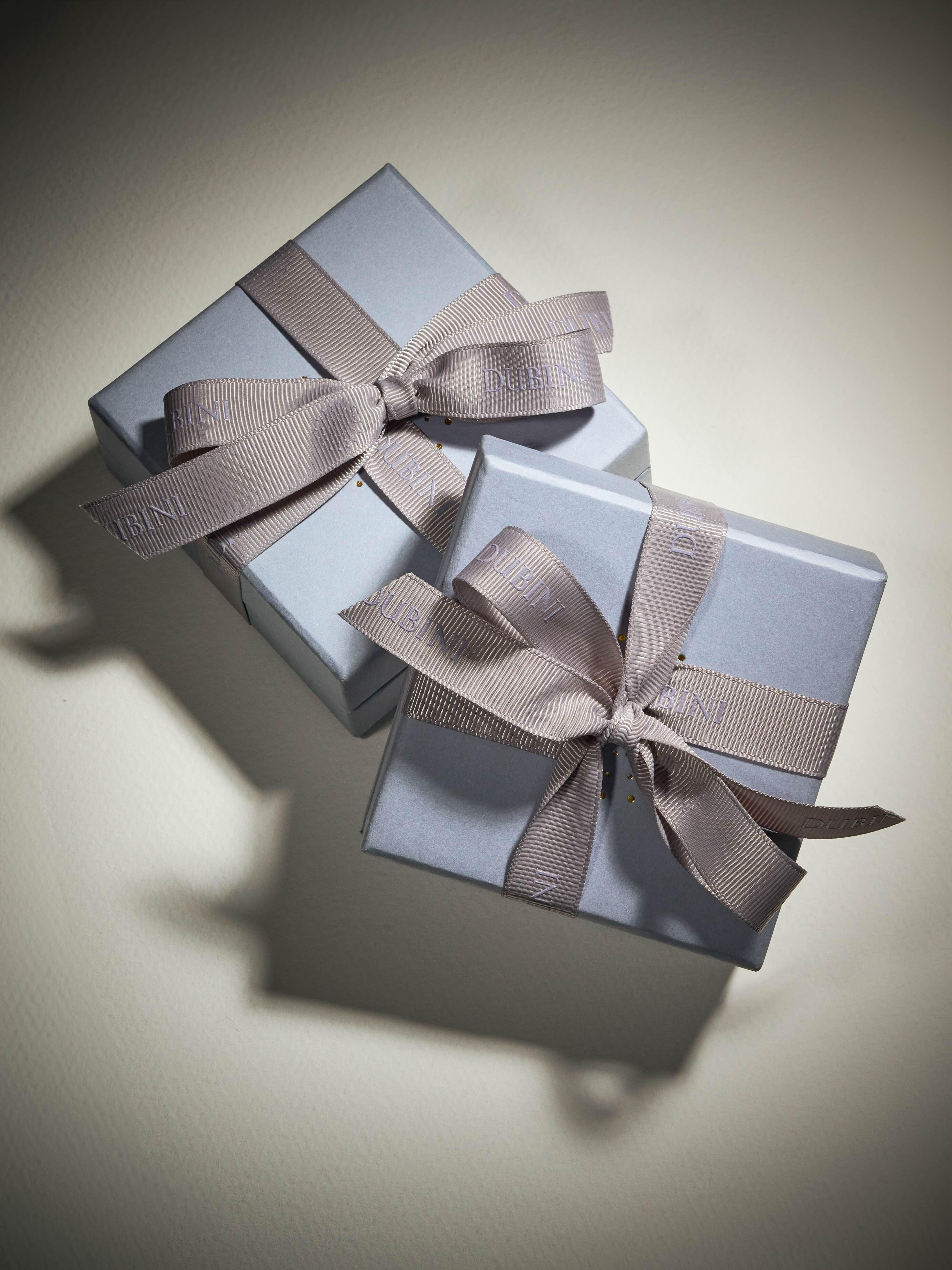 Dubini Pietas Goddess Ancient Roman Silver Coin Pendant 18K Yellow Gold Necklace Neuf - En vente à London, GB