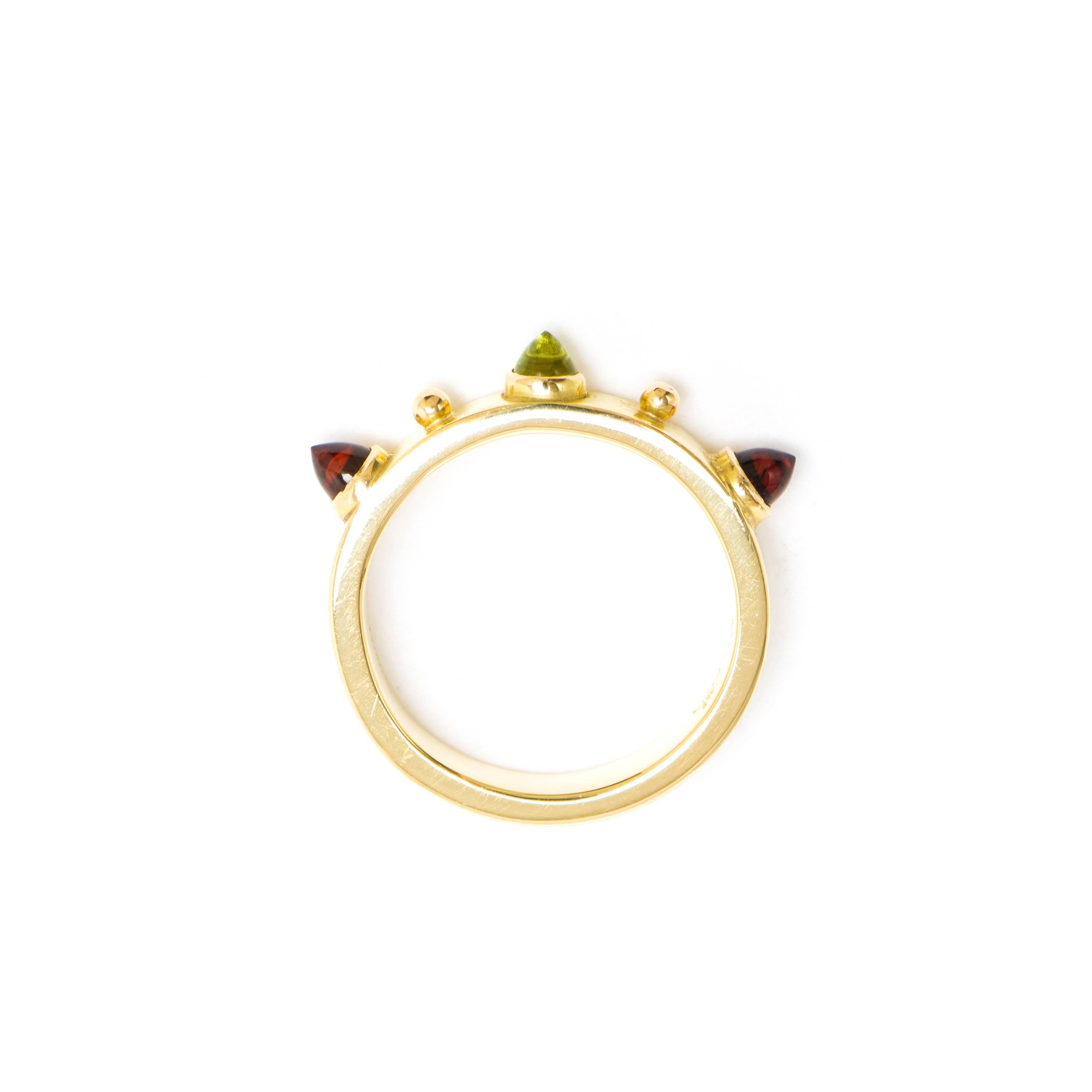 Contemporary Dubini Punta Di Diamante Cabochon Stone Peridot Garnet Band Yellow Gold Ring For Sale