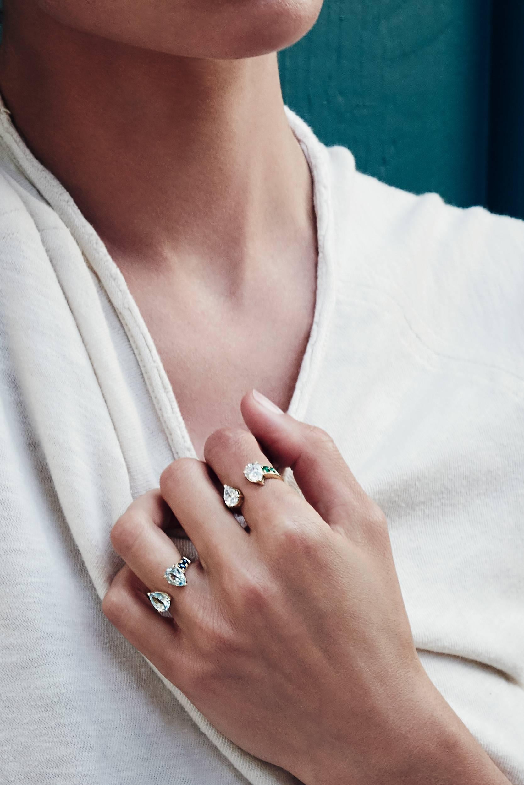Taille poire Dubini Theodora Bague en or jaune 18 carats avec zircon et émeraude en vente