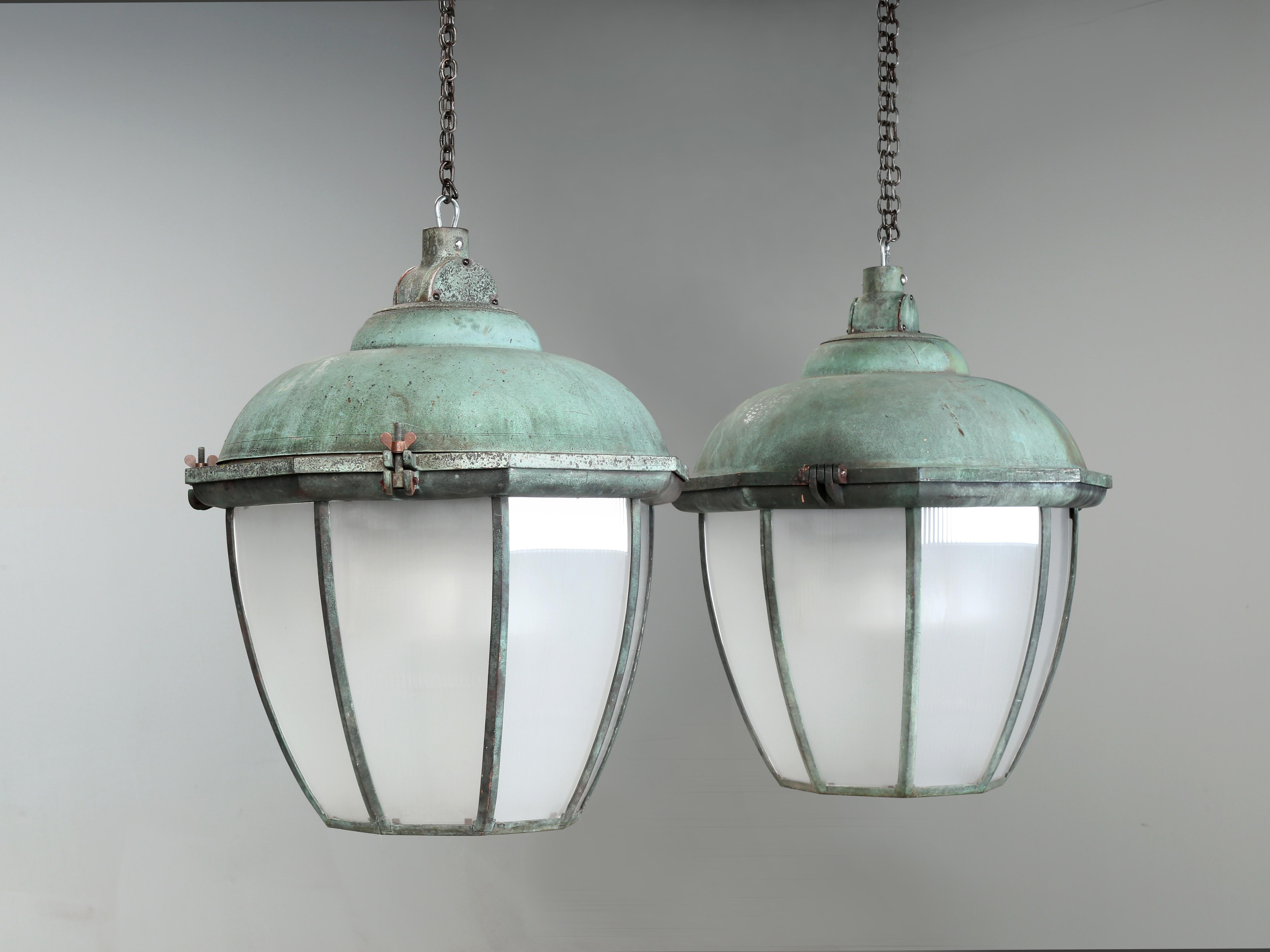 Faroles Dublín de bronce macizo con cúpulas de cobre y tulipas de doble cristal holófano c1938. Old Plank lleva importando desde Irlanda desde 1992, y estos Faroles de Bronce y Cobre Holofánicos de Dublín deben de ser uno de nuestros descubrimientos