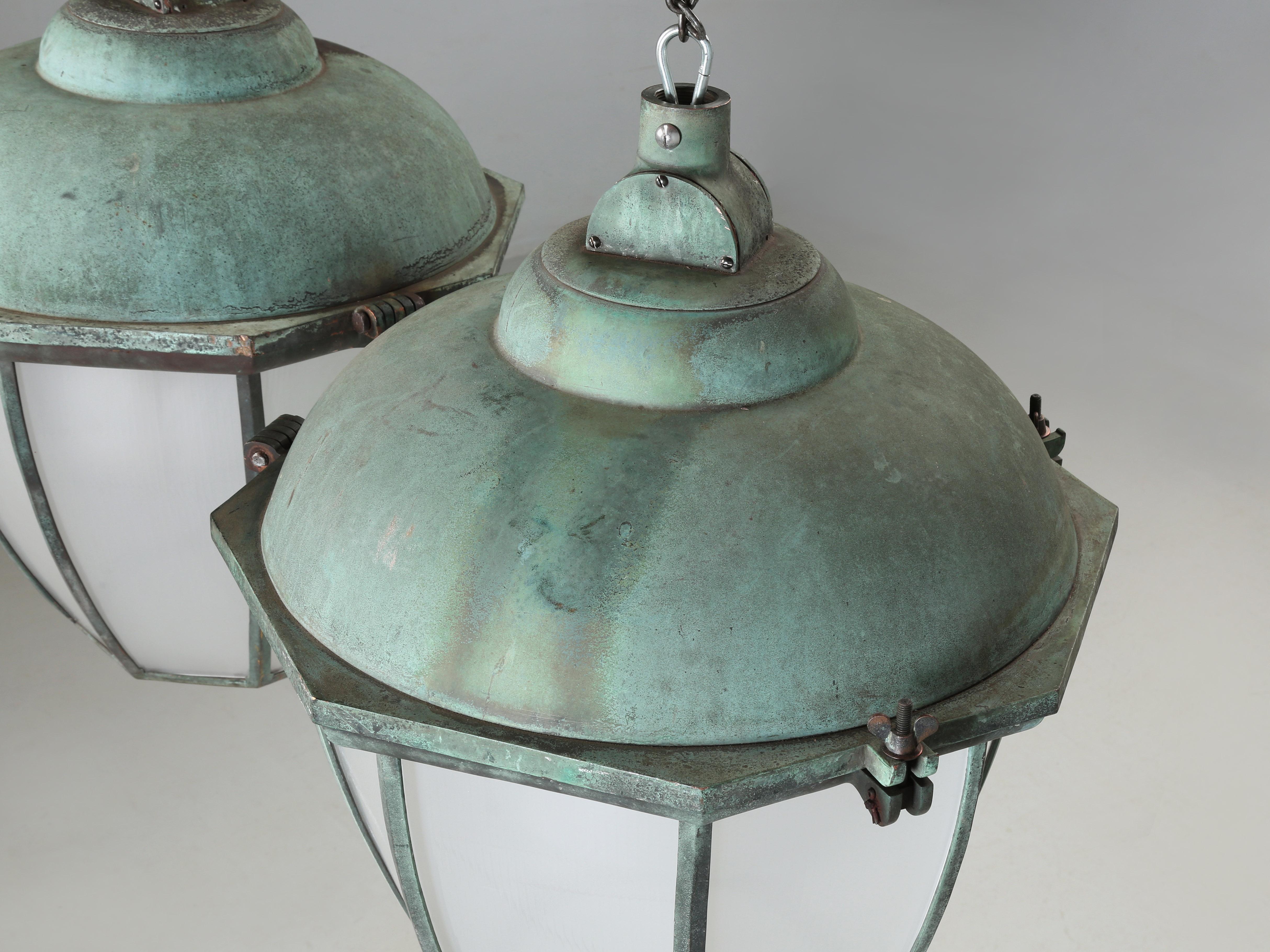 Faroles de Dublín Bronce con Cúpulas de Cobre, Cristal Holófano Años 30 Se Separarán en Bueno estado para la venta en Chicago, IL