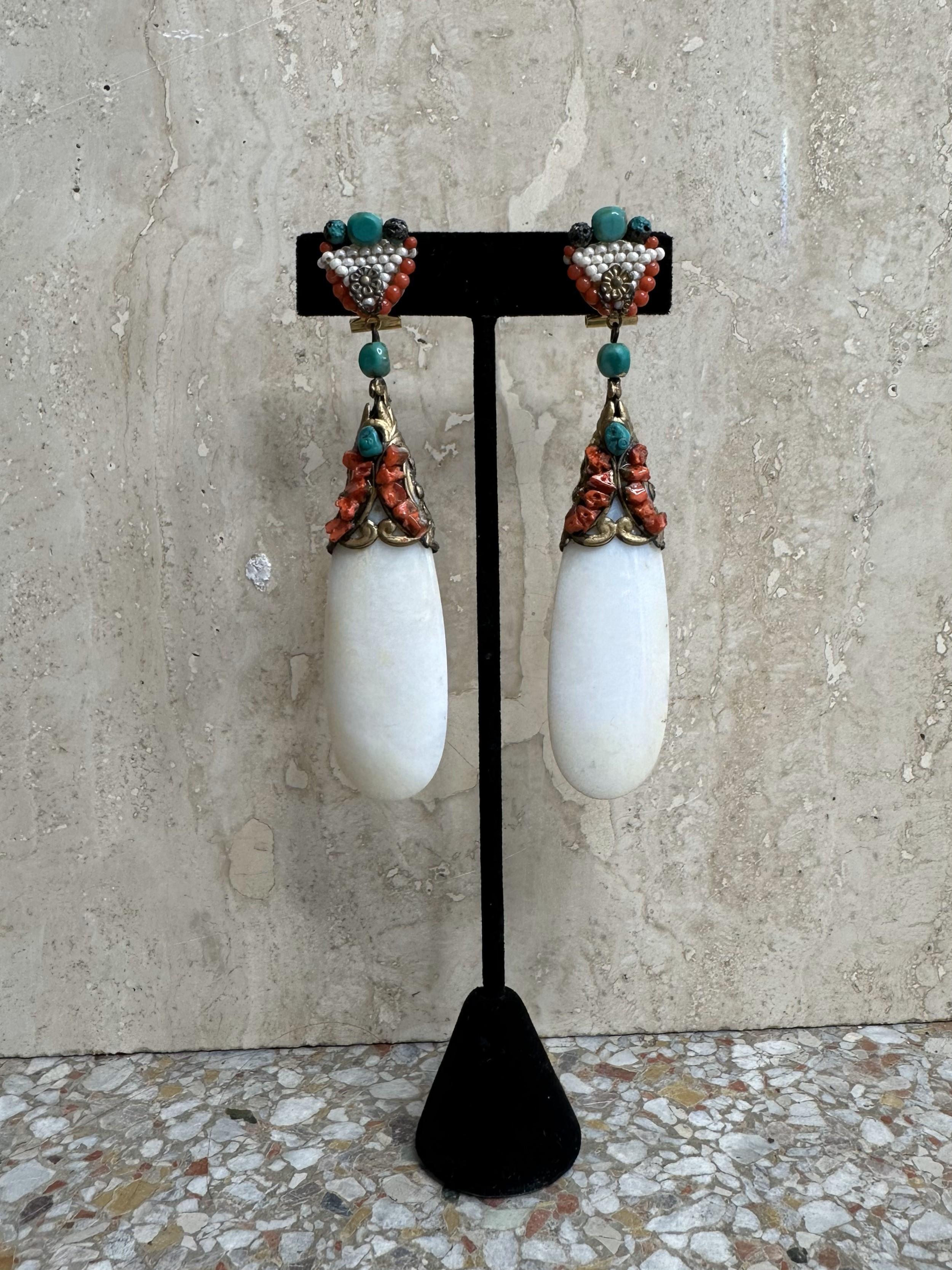 Gli orecchini Dublos Drop Clip-On combinano eleganza, design senza tempo e artigianato di lusso. Il meccanismo a clip li rende accessibili anche a chi non ha i buchi alle orecchie, mentre il design a goccia offre una silhouette elegante e