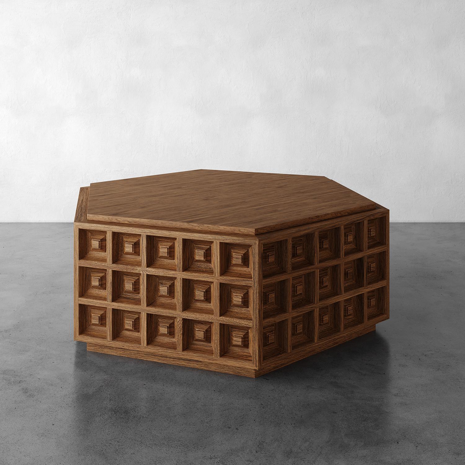 Voici notre nouvelle table basse hexagonale Dubois, une étude de forme et de finesse qui rend hommage à l'âge d'or de l'ébénisterie française. S'inspirant du savoir-faire méticuleux de maîtres tels que Maxime Old, ses détails complexes et sa