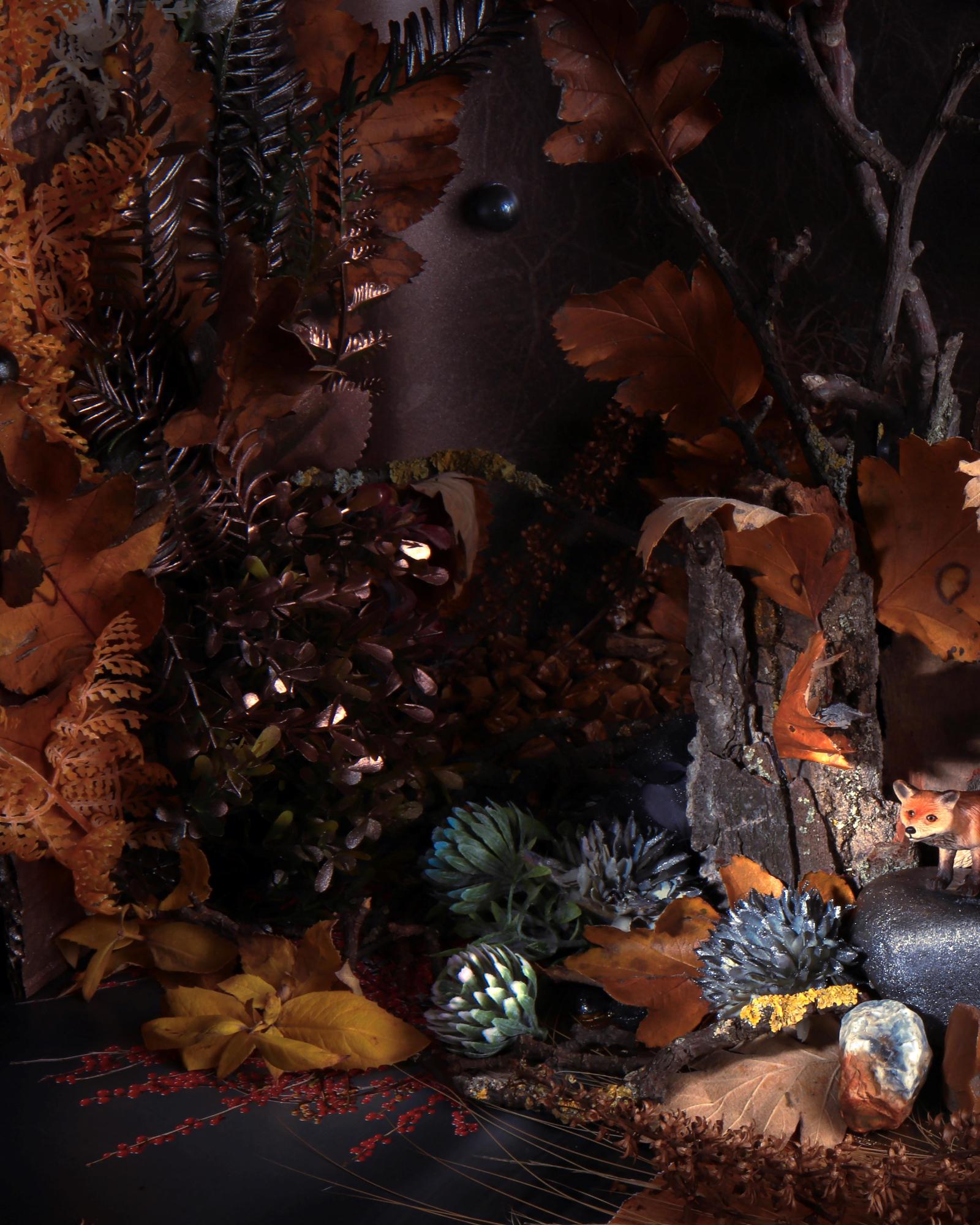 L'exploration du concept de jeu en tant qu'impulsion artistique présente des photographies ludiques, presque 