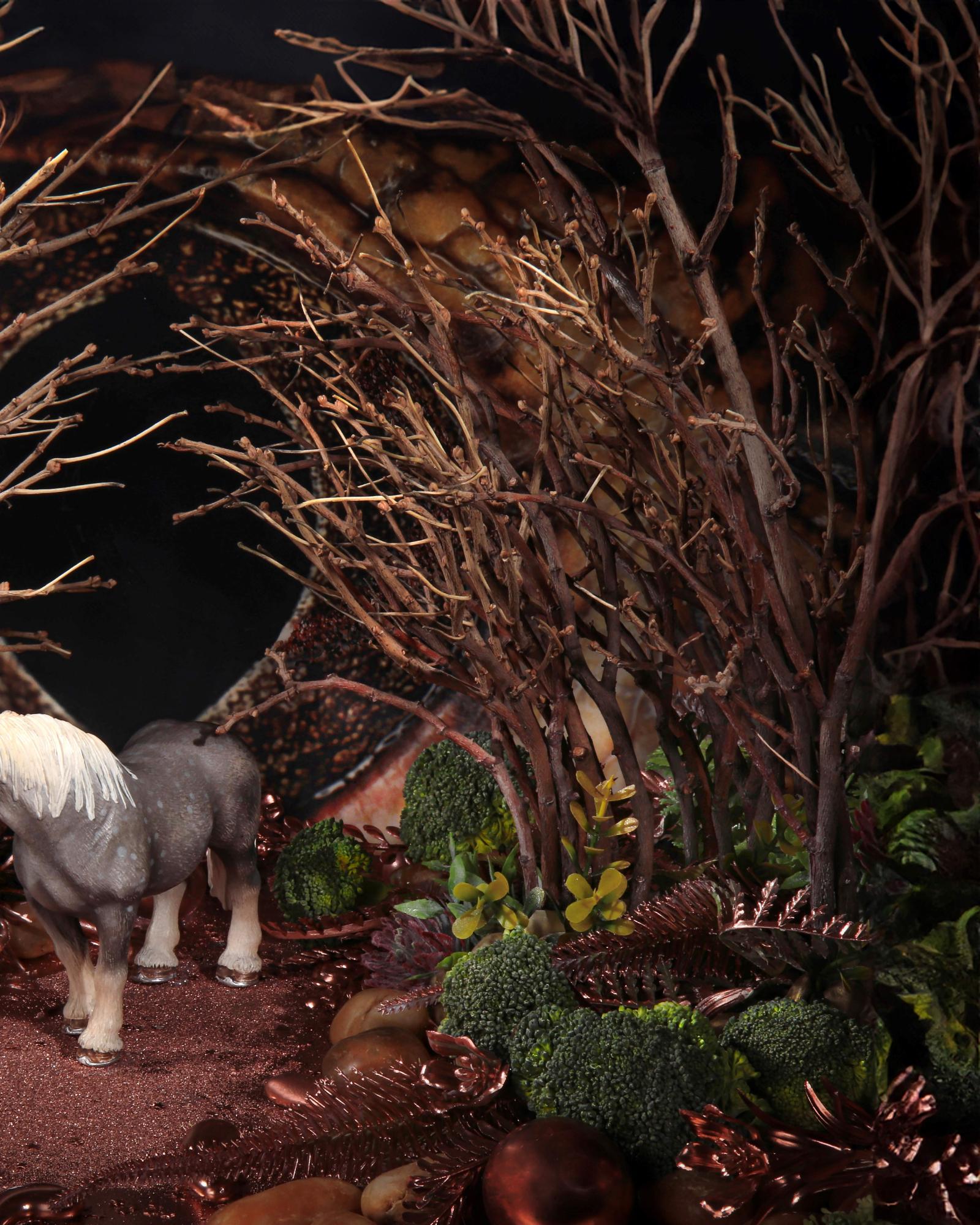 L'exploration du concept de jeu en tant qu'impulsion artistique présente des photographies ludiques, presque 