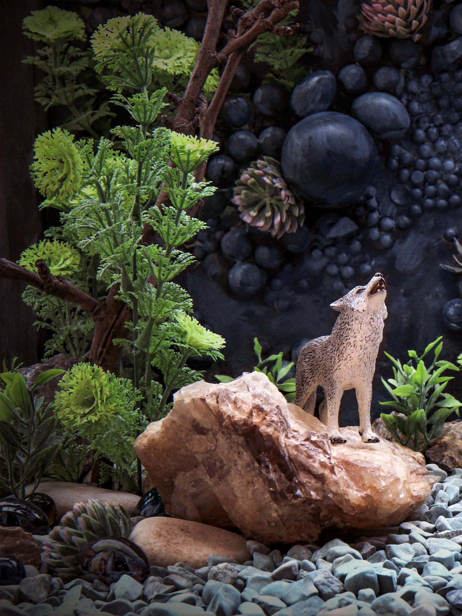 L'exploration du concept de jeu en tant qu'impulsion artistique présente des photographies ludiques, presque 