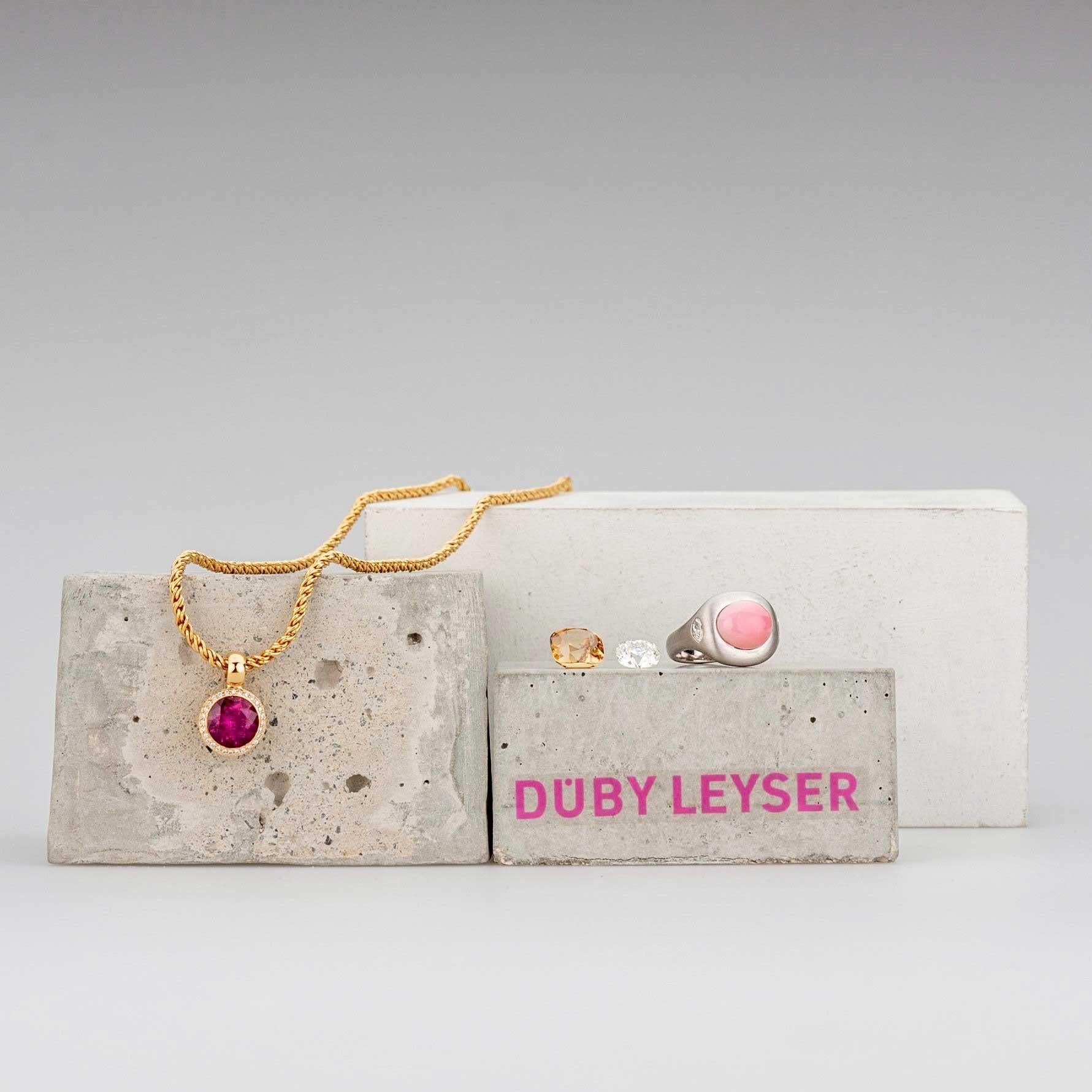 Contemporary Bracelet in Red Gold with 17 Diamonds Rose Cut 14, 50ct. and Onyx Beads. For Sale