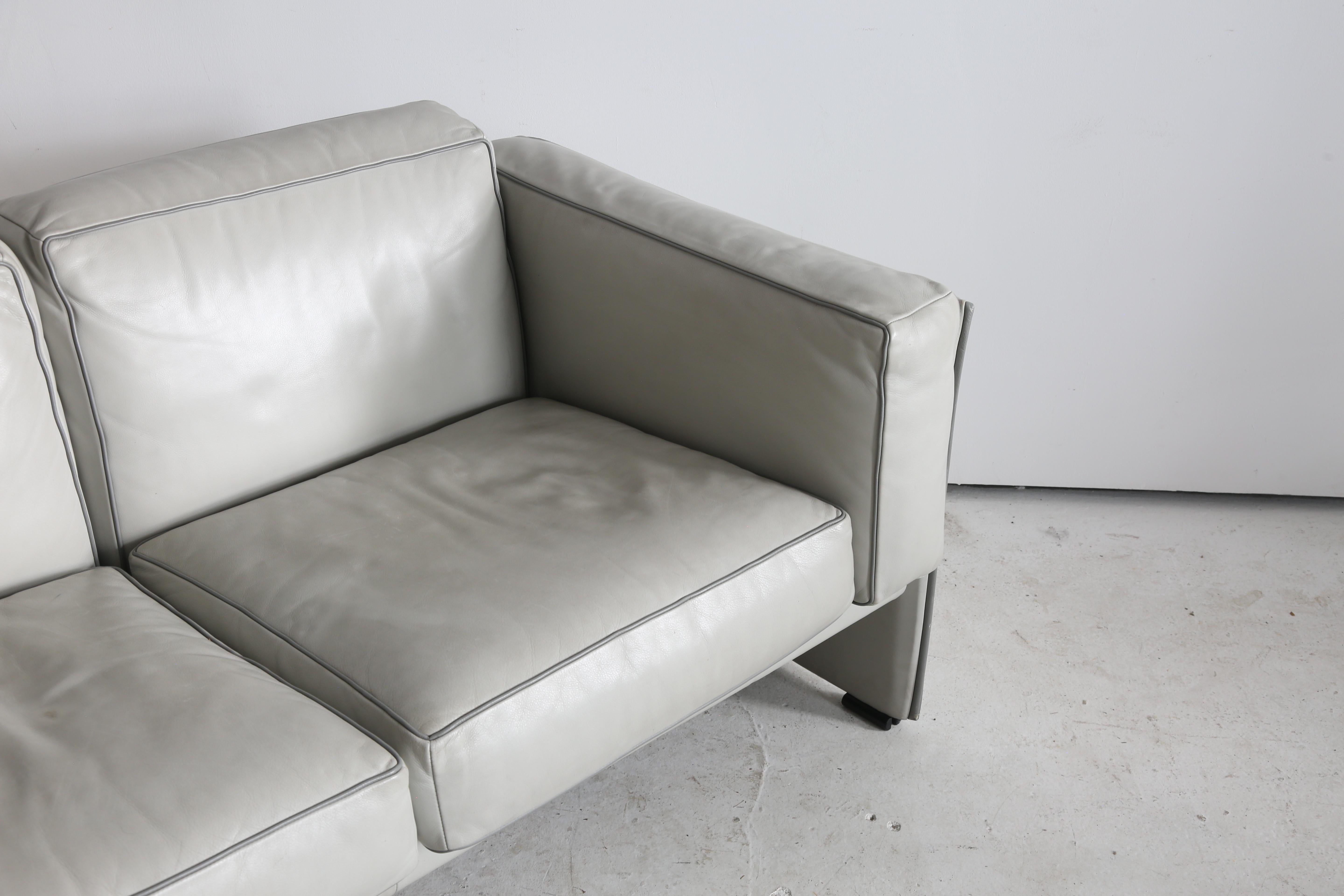 Original ‘Duc 405’ sofa designed by Mario Bellini for Cassina. 

First issued in the mid-1970s, this sofa dates from the mid-1990s.

Super quality Italian leather two-seater. With some light wear, consistent with careful use, see close up photos.

W