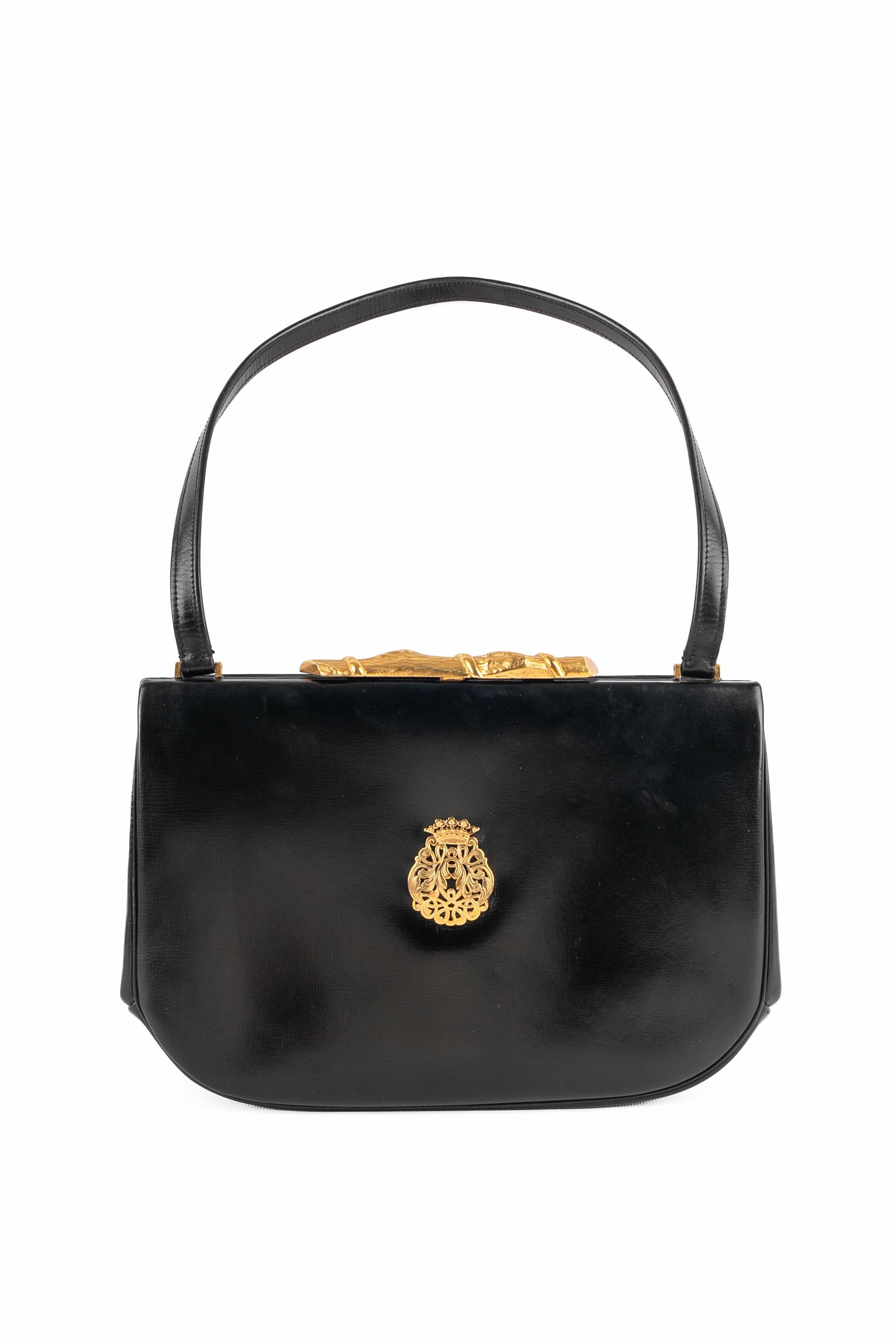 DUC - Black leather vintage bag with golden metal.

Condition:
Good condition

Dimensions:
Length: 26 cm - Height: 17 cm - Depth: 4 cm - Handle: 55 cm

SKU:S330