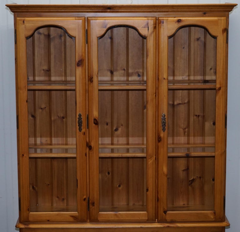Ducal England Display Cabinet With Lights Glass Shelves And Doors