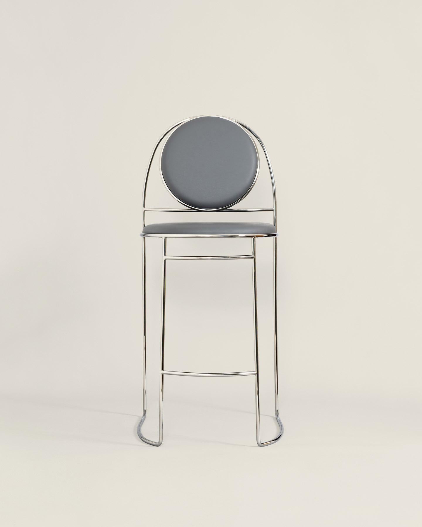 Sgabello Ducale BZ di Enrico Girotti ENRICO
Dimensioni: L. 53 x P. 55 x H. 110 cm
Materiali: Acciaio massiccio sagomato con finitura cromata e rivestimento in ecopelle.
Peso: 8 kg. 

Enrico Girotti è un designer industriale che ha trovato nella