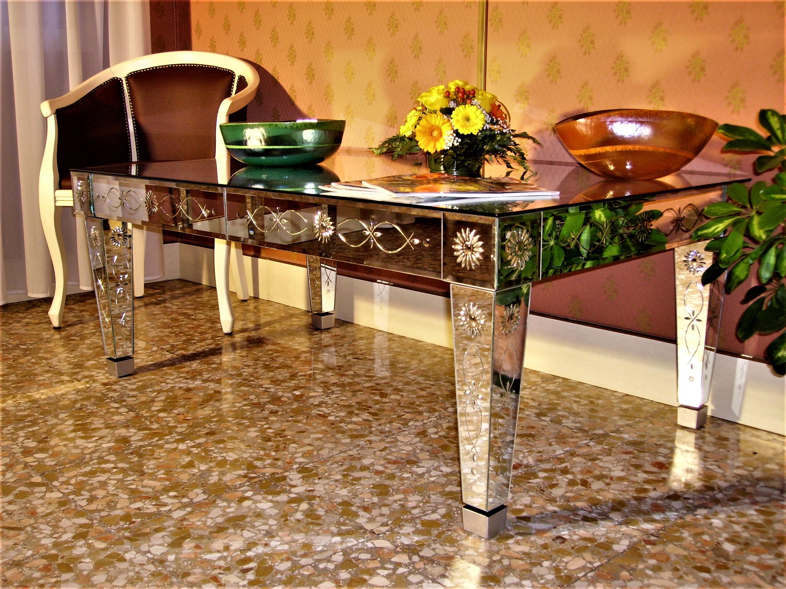 Coffee table in beveled, carved, wheel-engraved and hand-polished mirror, with pure silver silver plating following the ancient processing techniques that date back to the fifteenth century, the century in which the first mirrors were made by glass