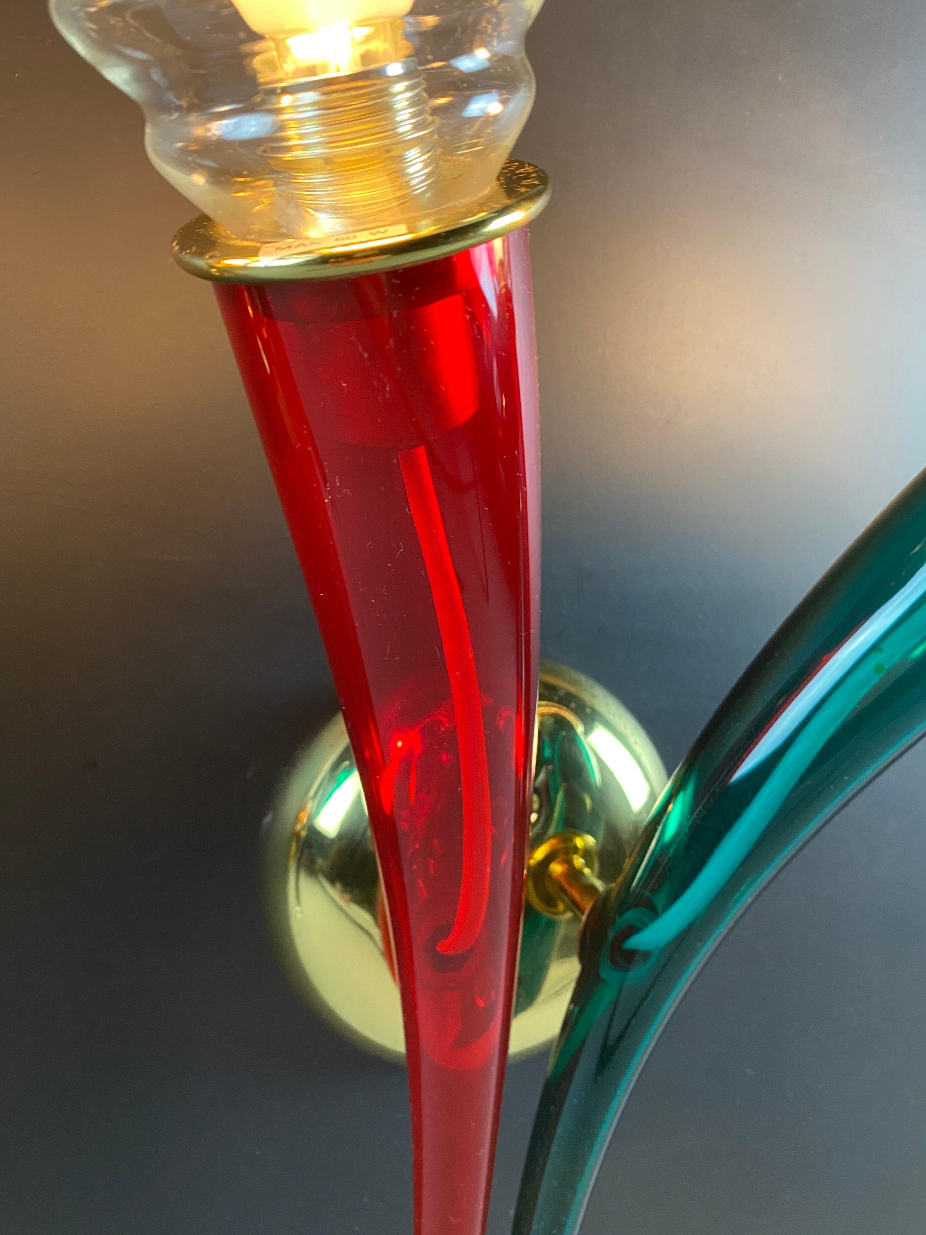 Élevez votre espace avec une touche d'élégance italienne grâce à ces rares appliques Ducale en verre de Murano soufflé à la main, une création étonnante de Giuseppe Righetto pour VeArt dans les années 1970. Ces appliques uniques présentent des