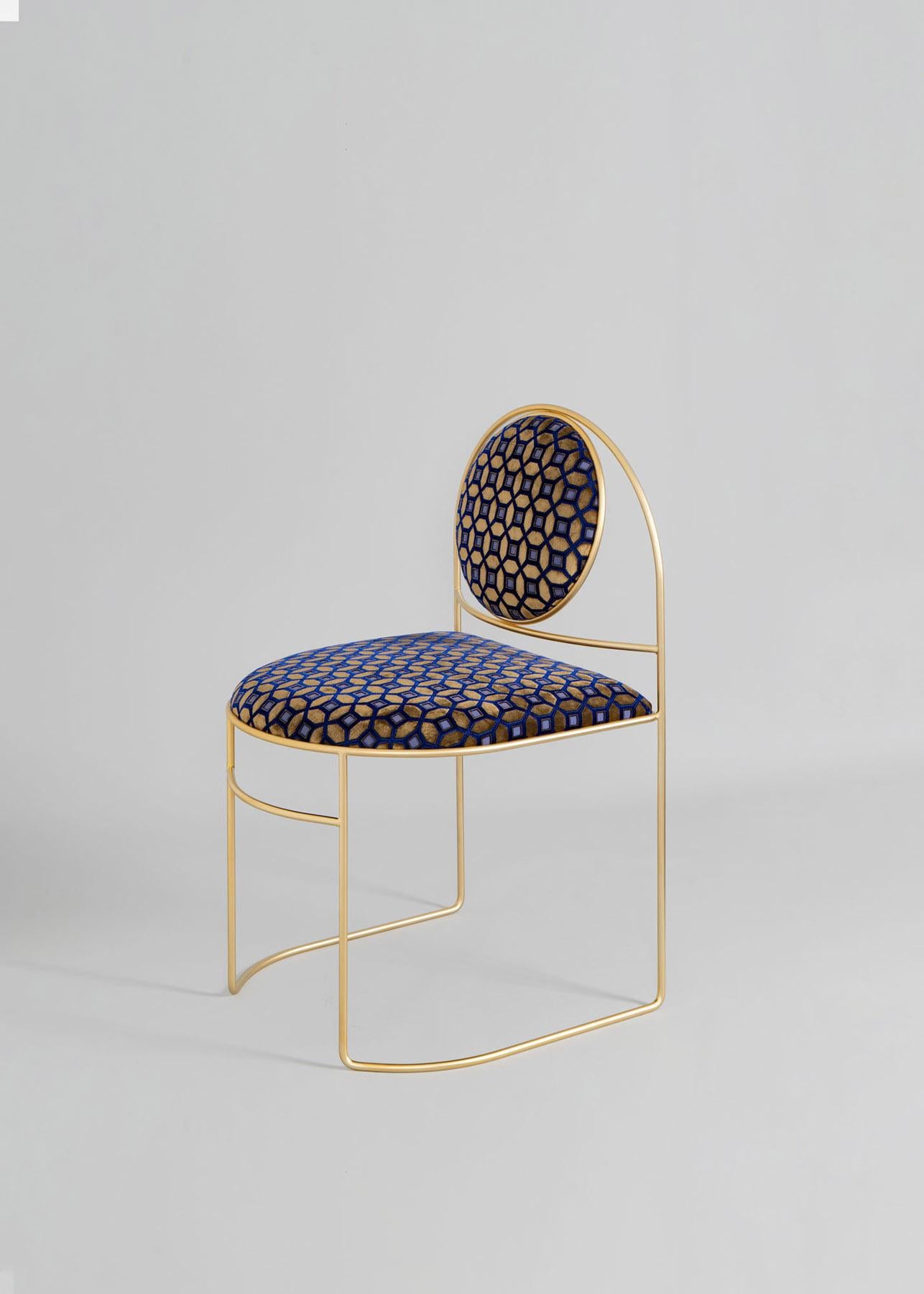 Sedia Ducale Ro di Enrico Girotti ENRICO
Dimensioni: L x 53 x P 57 x H 92 cm
Materiali: Acciaio massiccio e sagomato con finitura Matte Gold, impreziosito da un rivestimento in velluto lavorato a mano.
Peso: 8 kg. 

Enrico Girotti è un designer